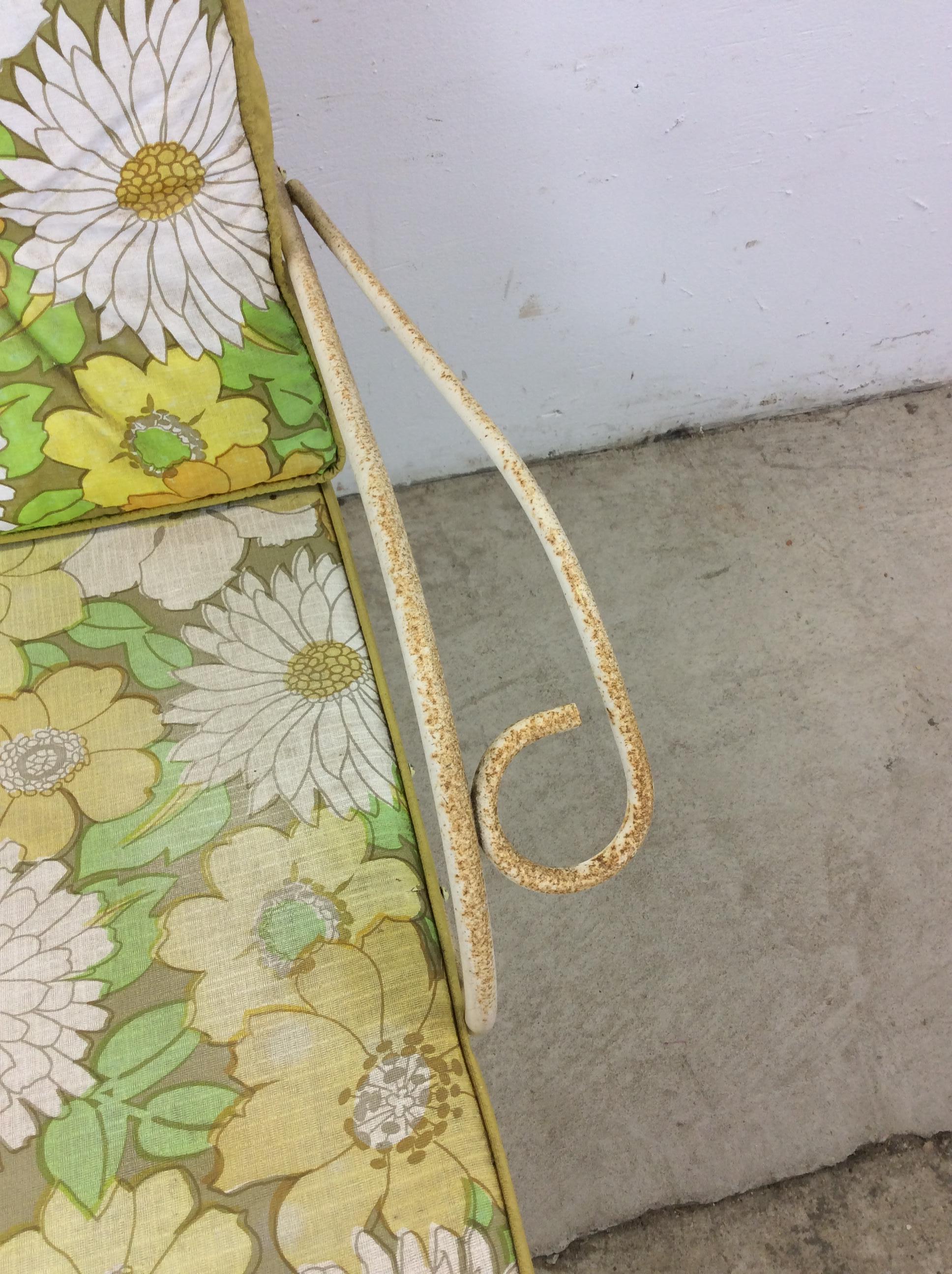 Chaise de patio pivotante en fer forgé du milieu du siècle dernier avec ottoman en vente 3