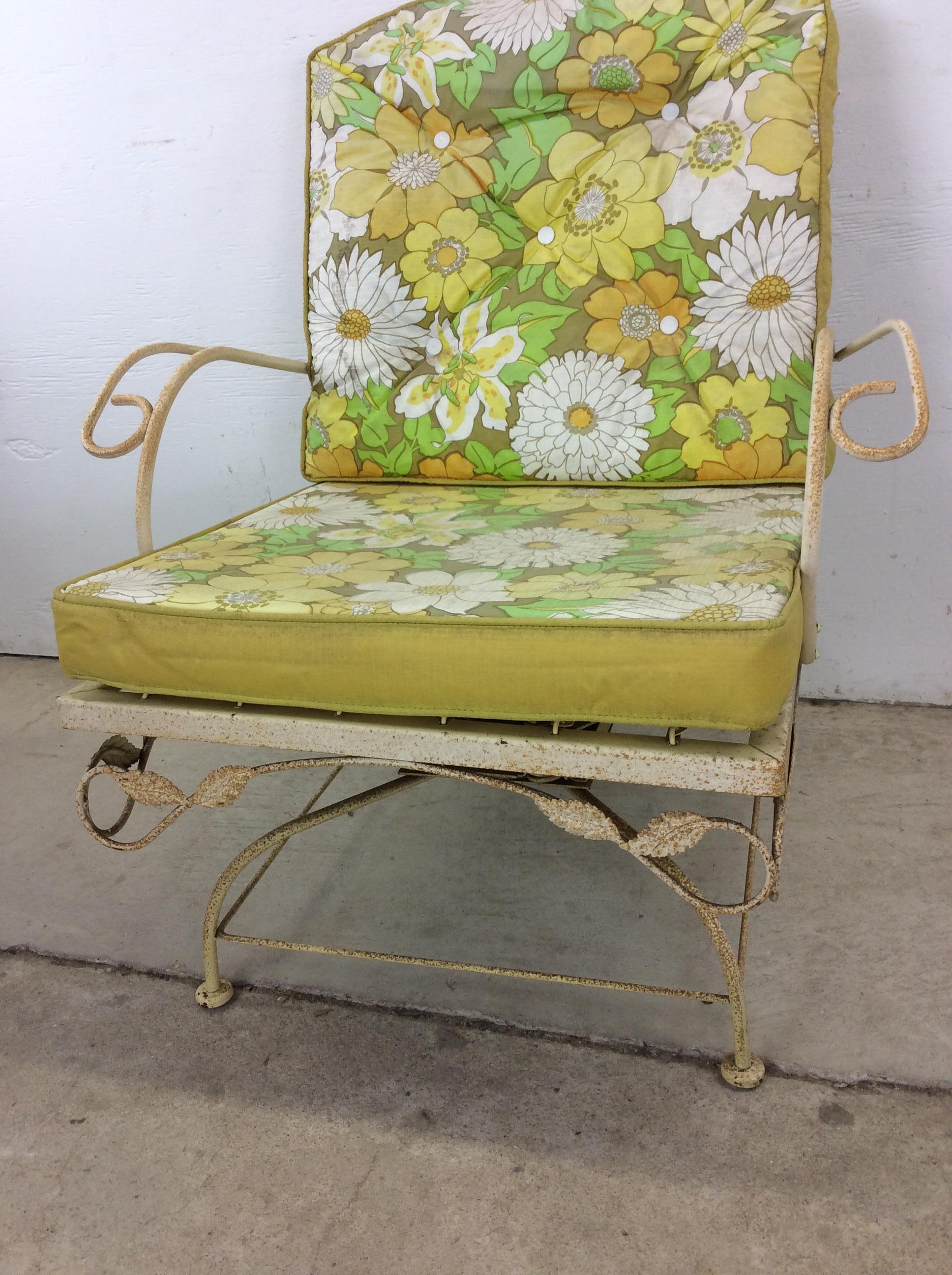 Chaise de patio pivotante en fer forgé du milieu du siècle dernier avec ottoman en vente 4