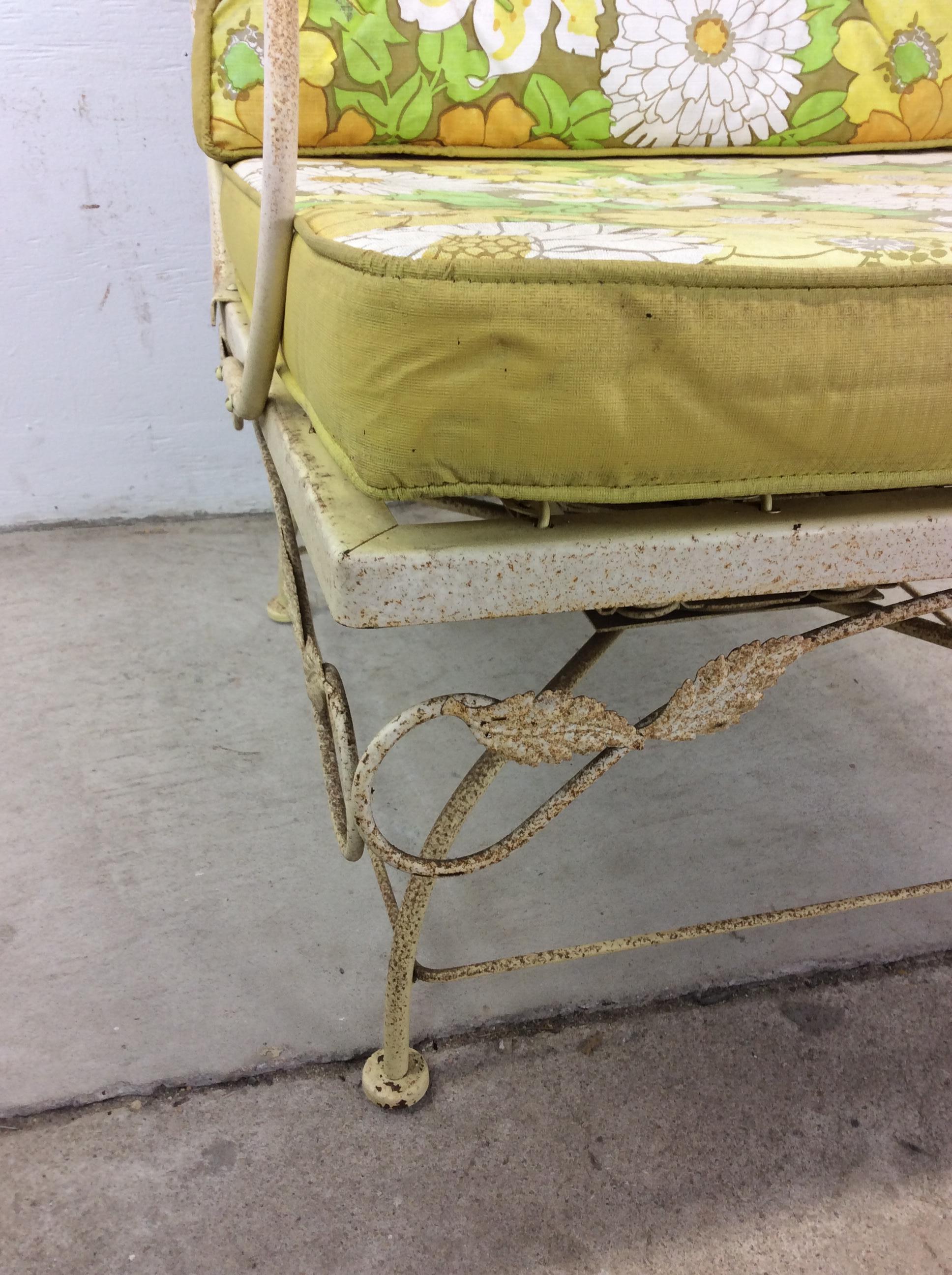 Chaise de patio pivotante en fer forgé du milieu du siècle dernier avec ottoman en vente 5