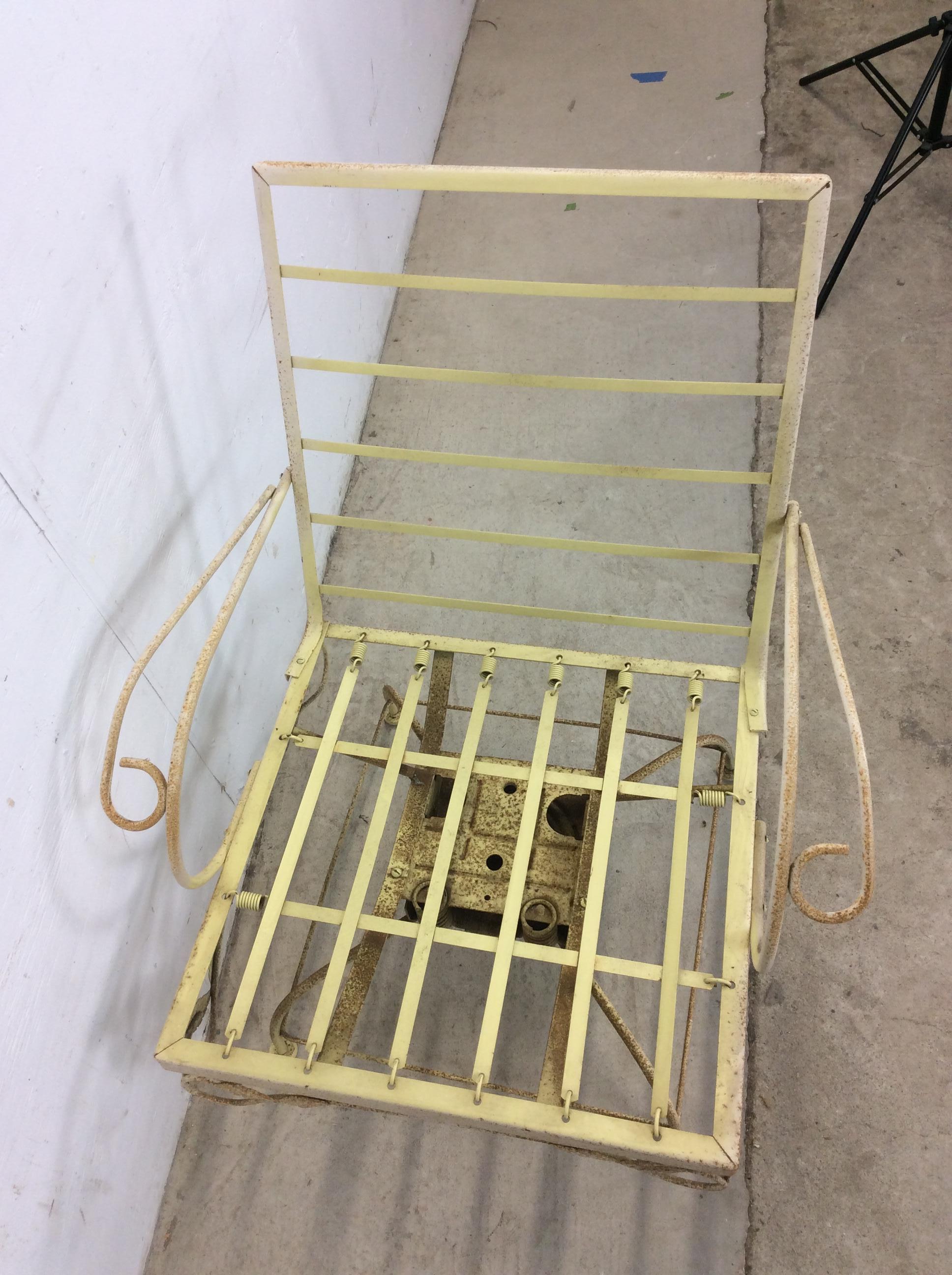 Chaise de patio pivotante en fer forgé du milieu du siècle dernier avec ottoman en vente 7