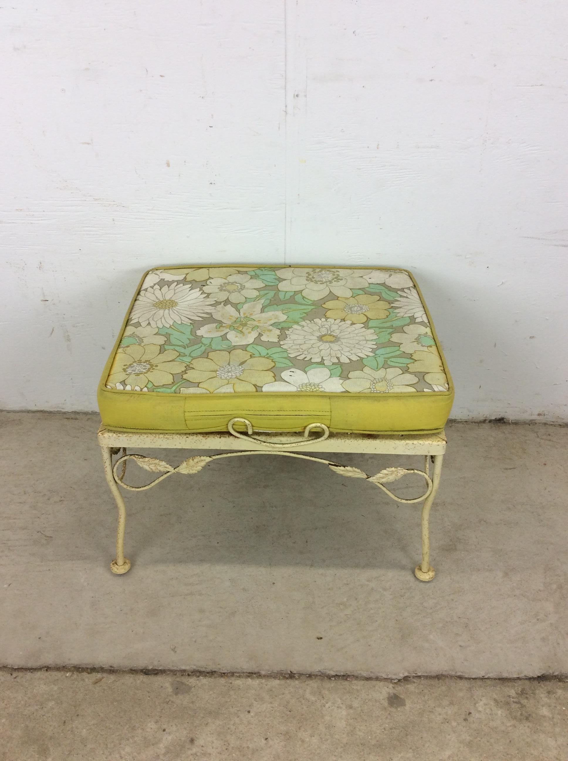 Chaise de patio pivotante en fer forgé du milieu du siècle dernier avec ottoman en vente 9