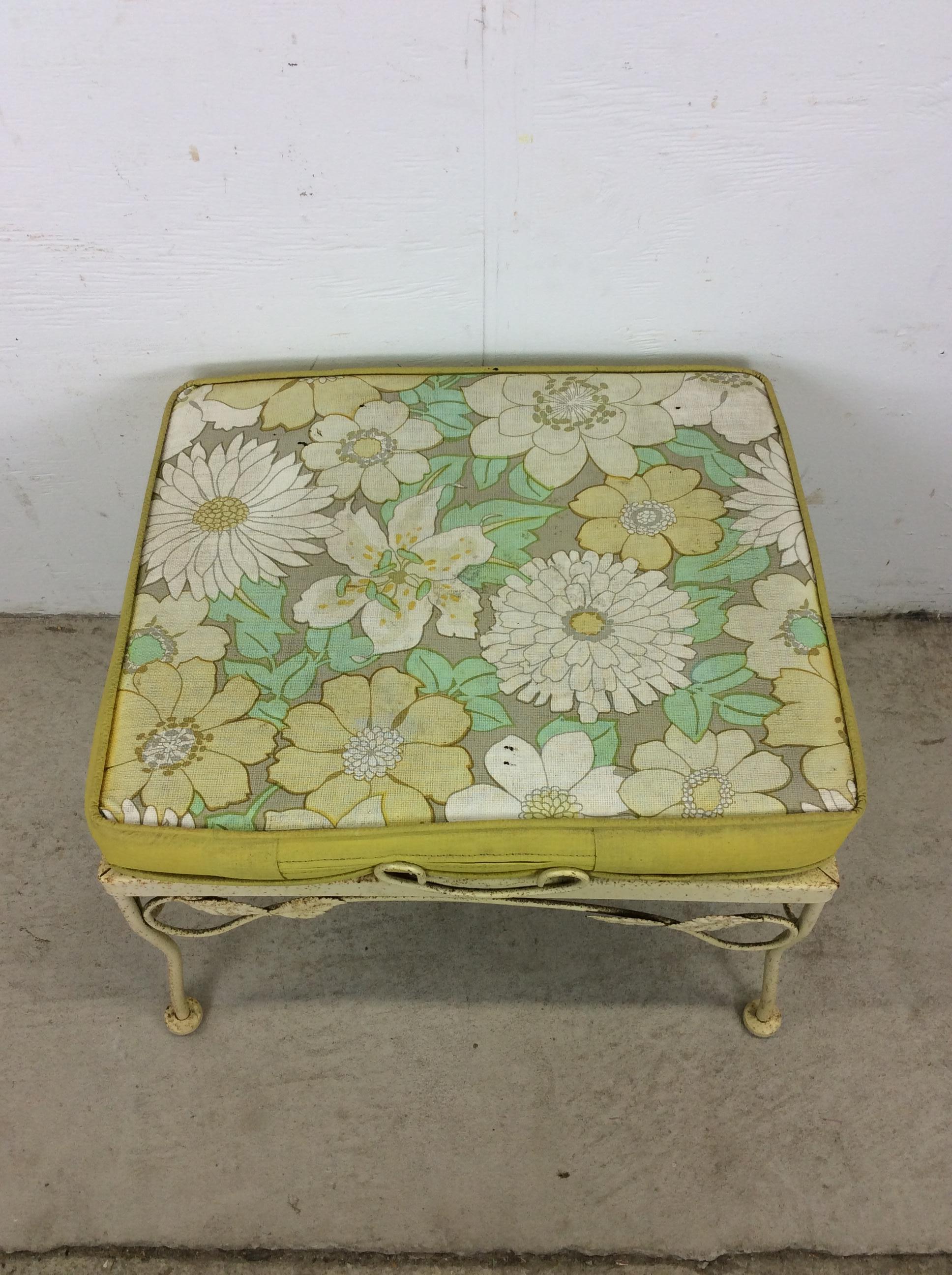 Chaise de patio pivotante en fer forgé du milieu du siècle dernier avec ottoman en vente 10