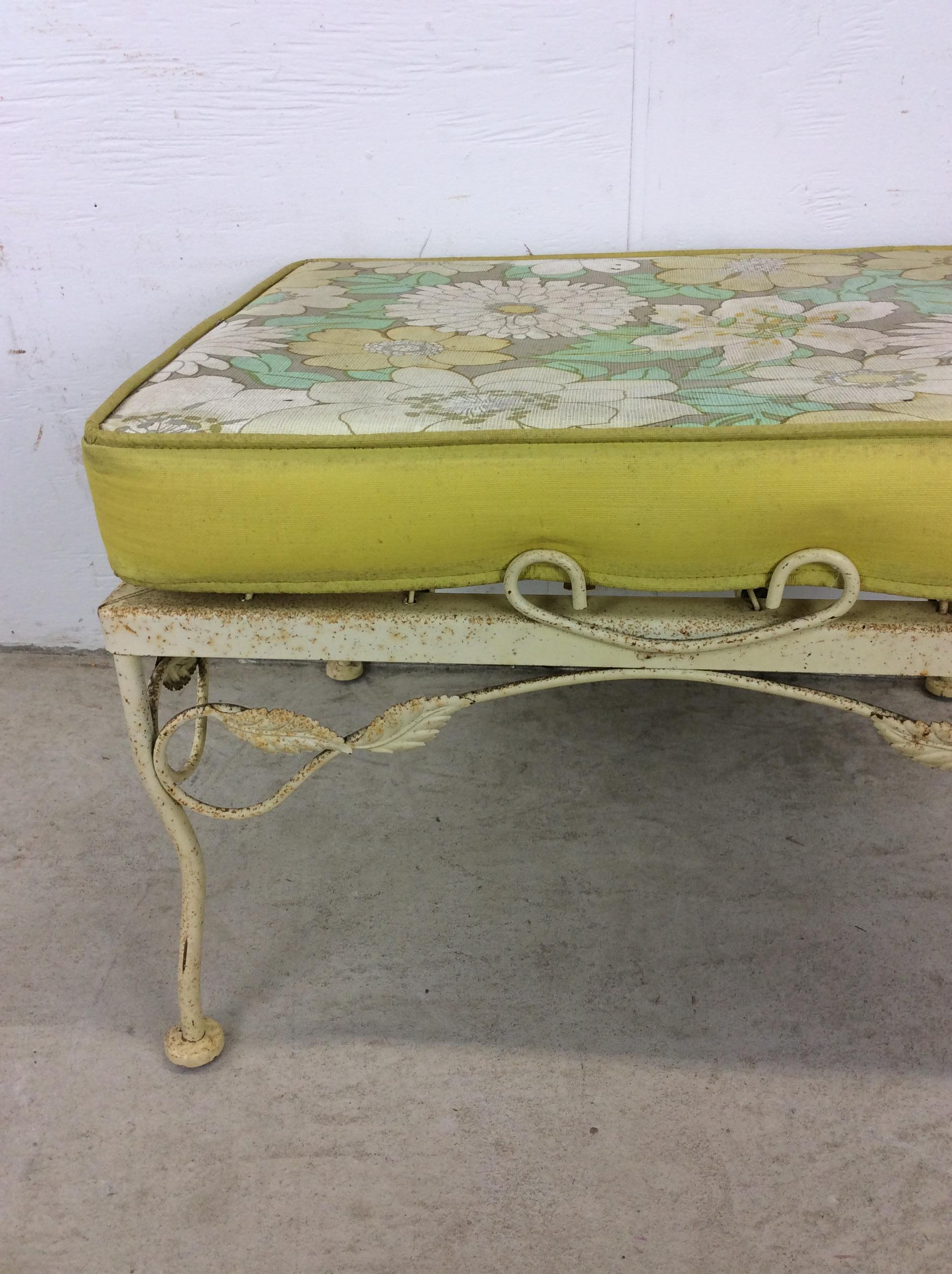 Chaise de patio pivotante en fer forgé du milieu du siècle dernier avec ottoman en vente 12