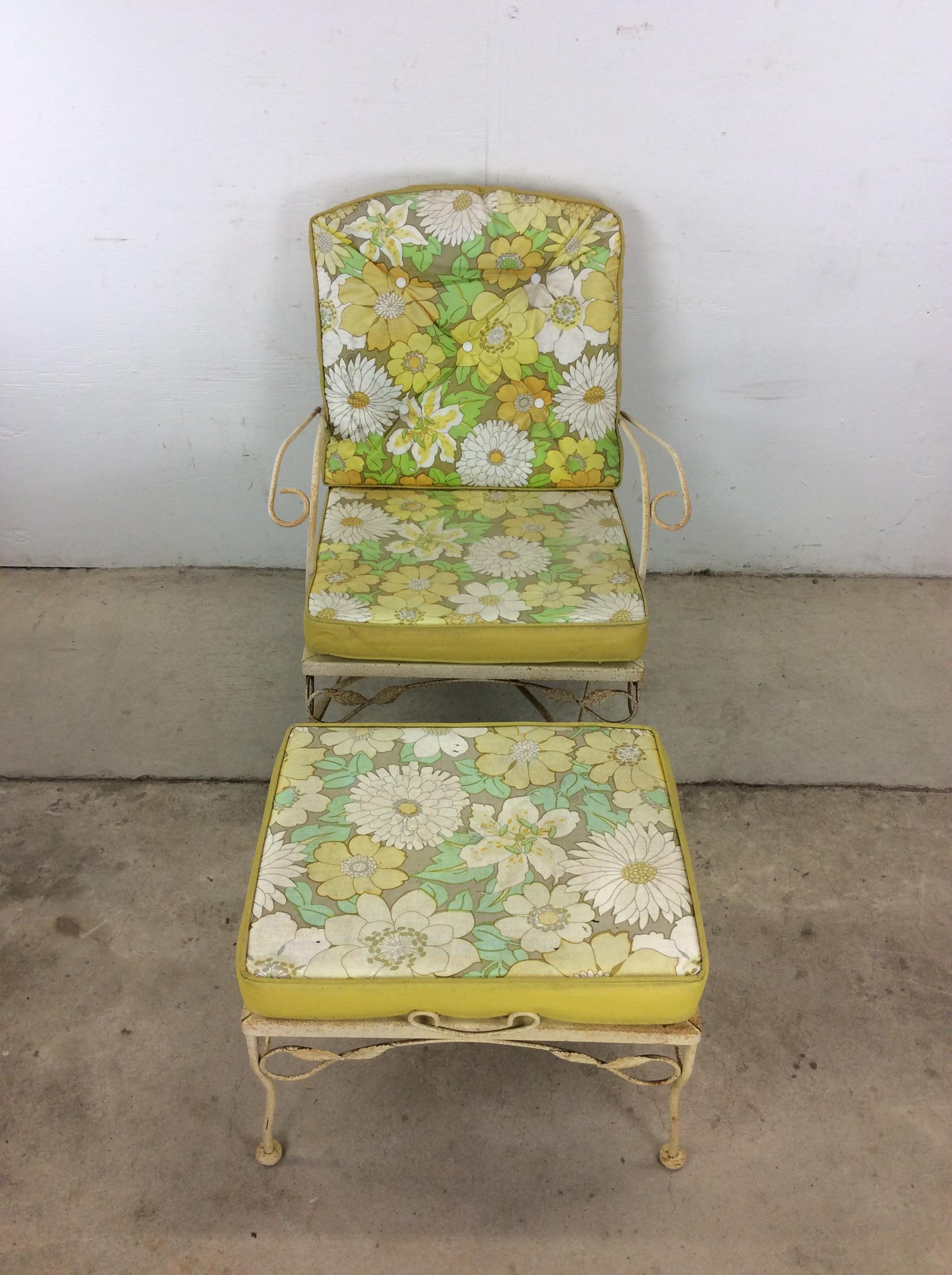 Cette chaise longue et ottomane d'extérieur du milieu du siècle présente une construction en fer forgé, une finition peinte en jaune, une tapisserie réversible vintage floral / .jaune, une base pivotante unique, et une ottomane assortie.u2028u2028La