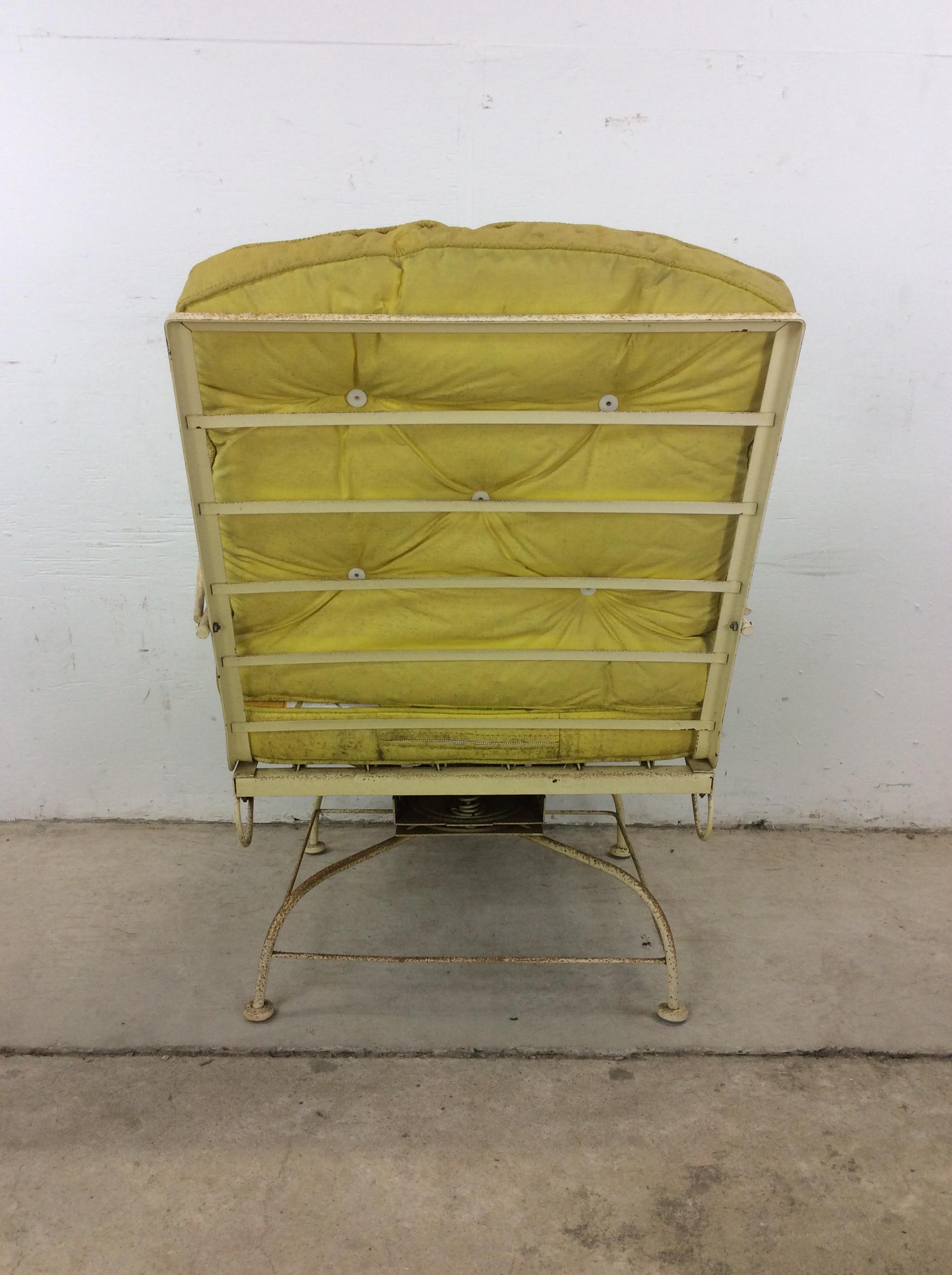 Chaise de patio pivotante en fer forgé du milieu du siècle dernier avec ottoman en vente 13