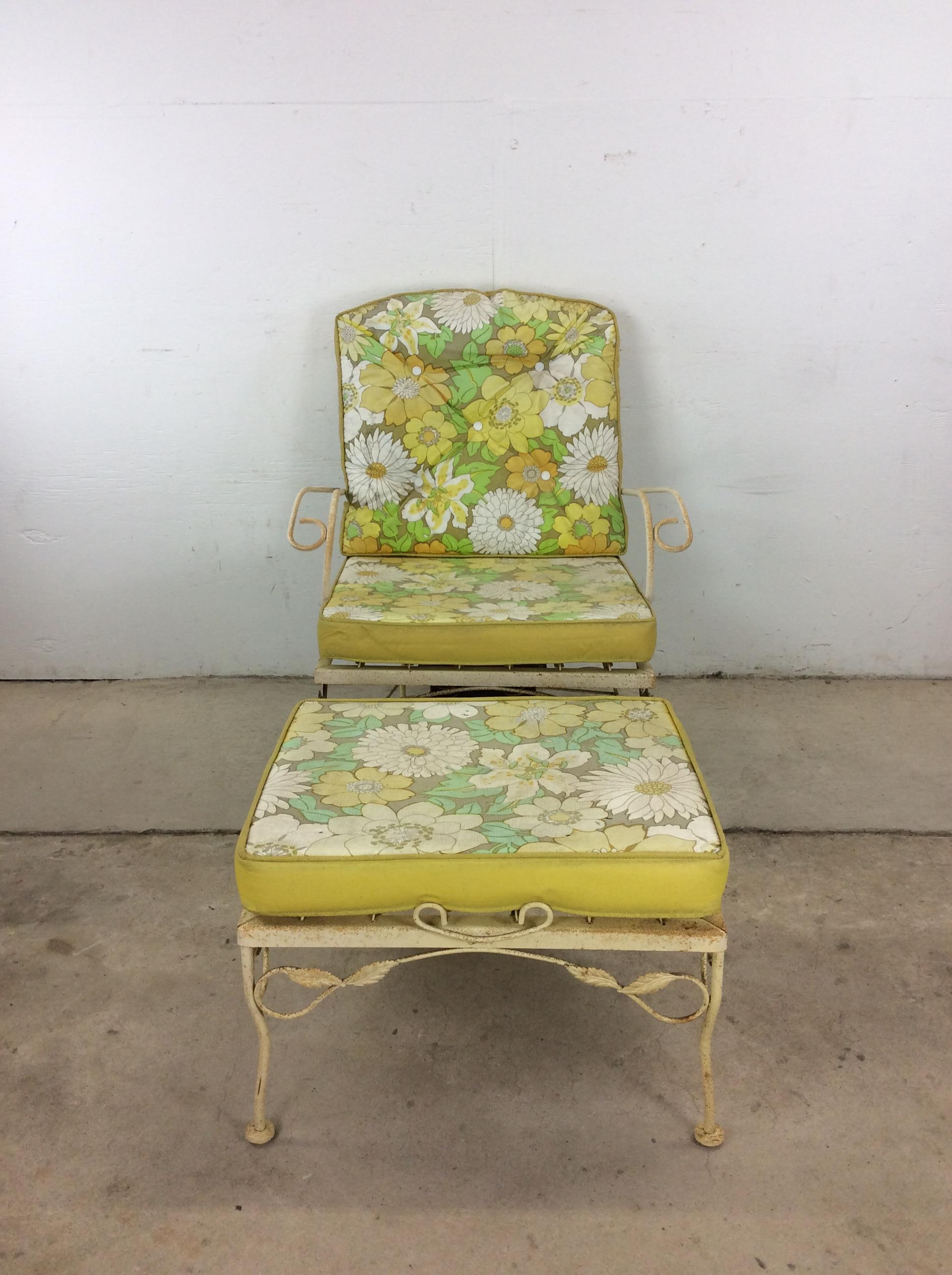 Mid-Century Modern Chaise de patio pivotante en fer forgé du milieu du siècle dernier avec ottoman en vente