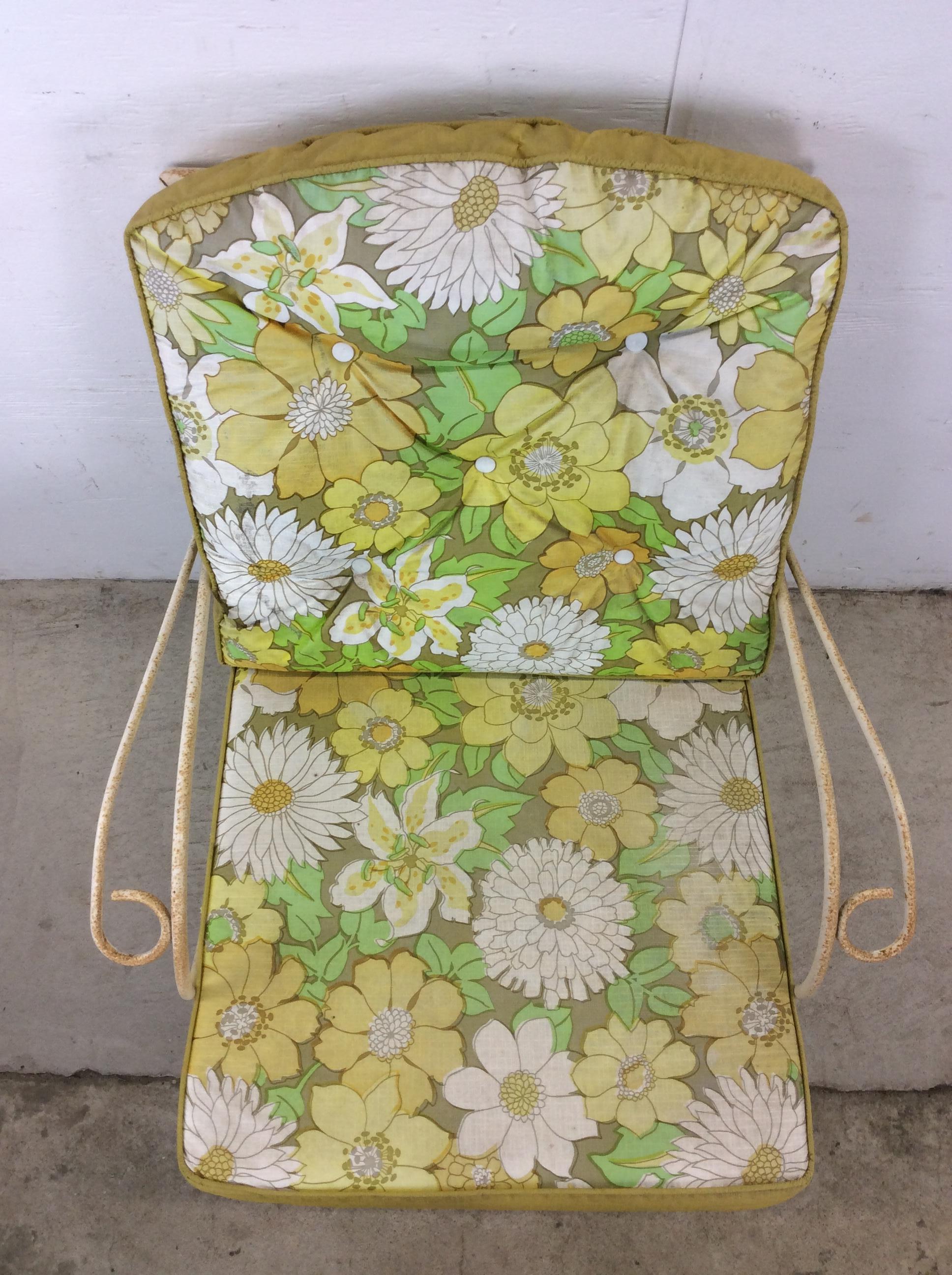 20ième siècle Chaise de patio pivotante en fer forgé du milieu du siècle dernier avec ottoman en vente