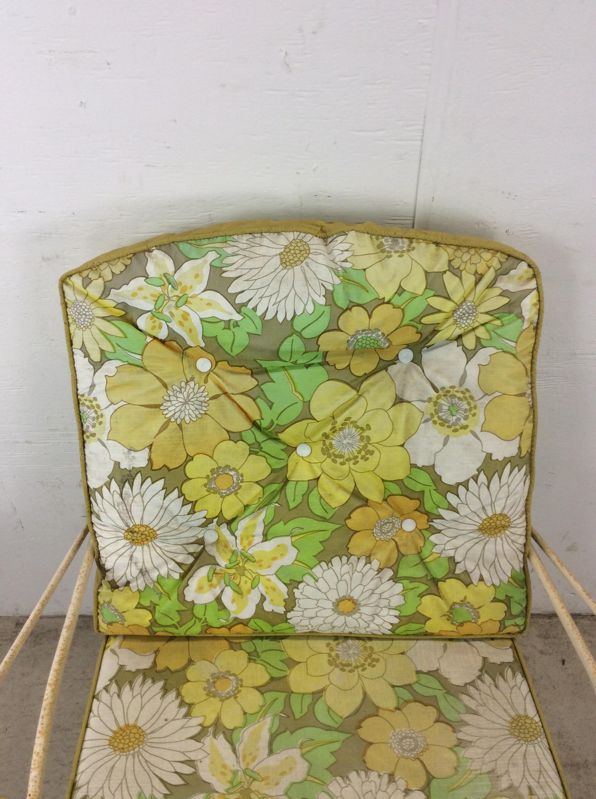 Tissu d'ameublement Chaise de patio pivotante en fer forgé du milieu du siècle dernier avec ottoman en vente