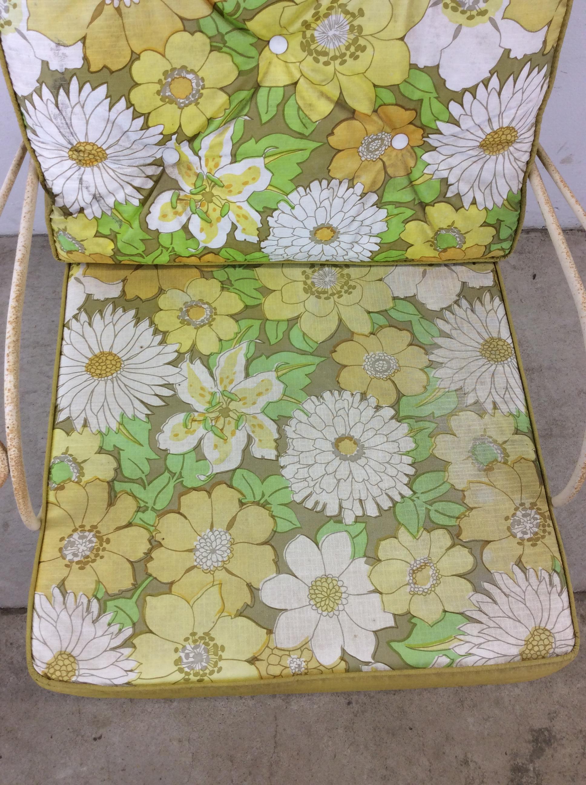 Chaise de patio pivotante en fer forgé du milieu du siècle dernier avec ottoman en vente 1