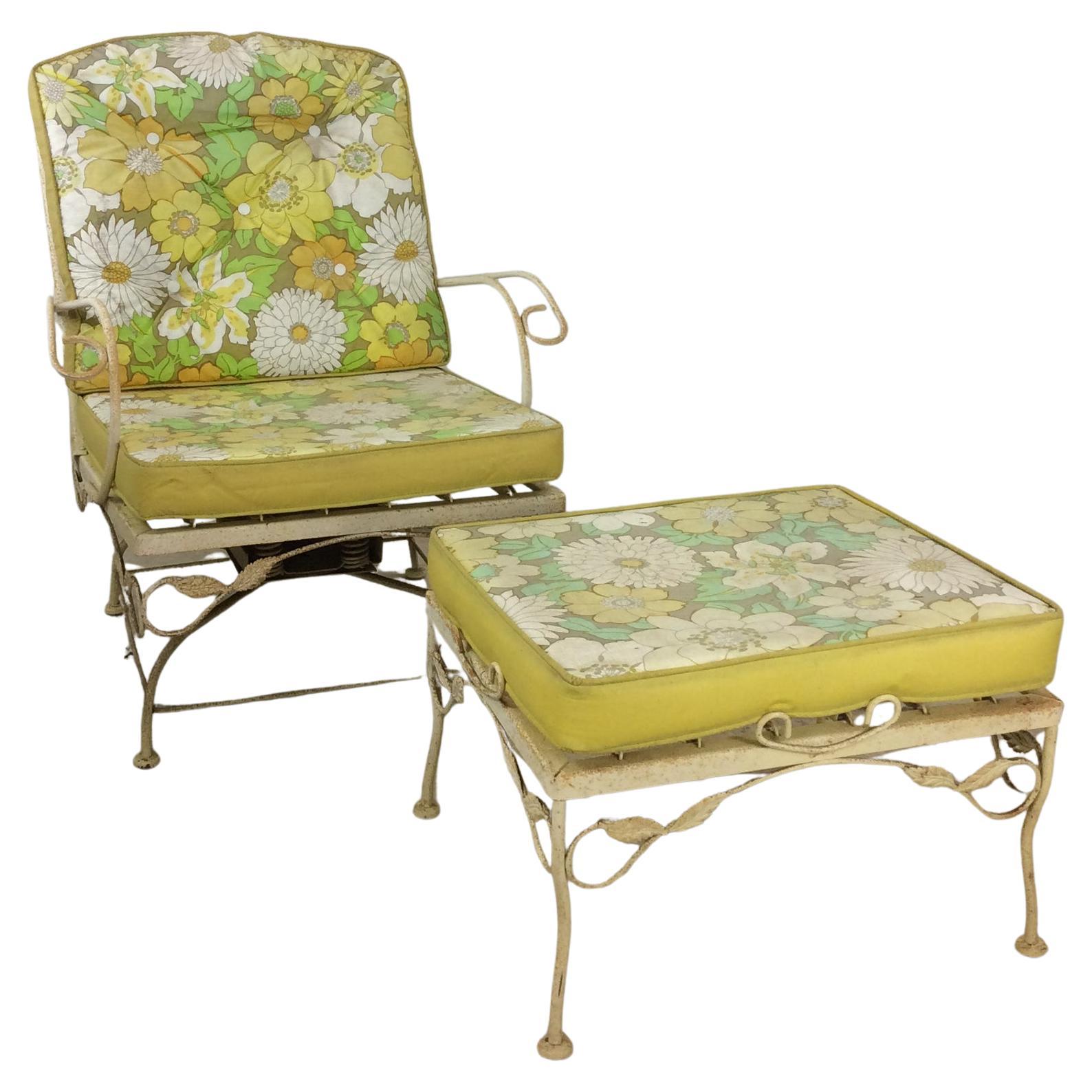 Silla de patio giratoria de hierro forjado de mediados de siglo con otomana
