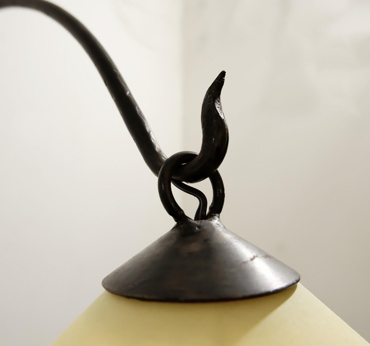 Schmiedeeiserne Dreibein-Stehlampe mit Regal aus der Mitte des Jahrhunderts, Italien, 1960er Jahre im Angebot 4