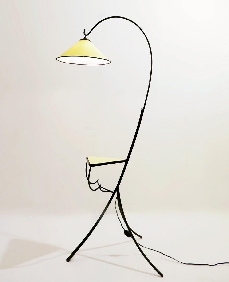 Schmiedeeiserne Dreibein-Stehlampe mit Regal aus der Mitte des Jahrhunderts, Italien, 1960er Jahre im Angebot 5