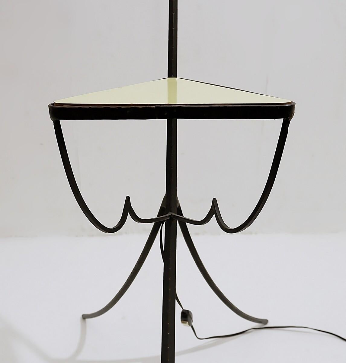 Schmiedeeiserne Dreibein-Stehlampe mit Regal aus der Mitte des Jahrhunderts, Italien, 1960er Jahre (Italienisch) im Angebot