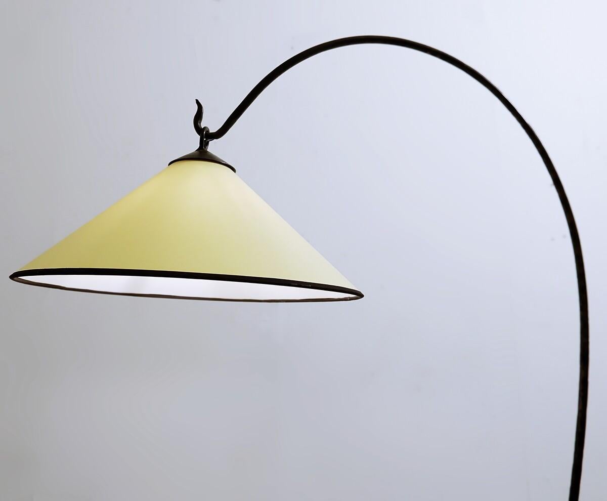 Schmiedeeiserne Dreibein-Stehlampe mit Regal aus der Mitte des Jahrhunderts, Italien, 1960er Jahre im Zustand „Gut“ im Angebot in Brussels, BE