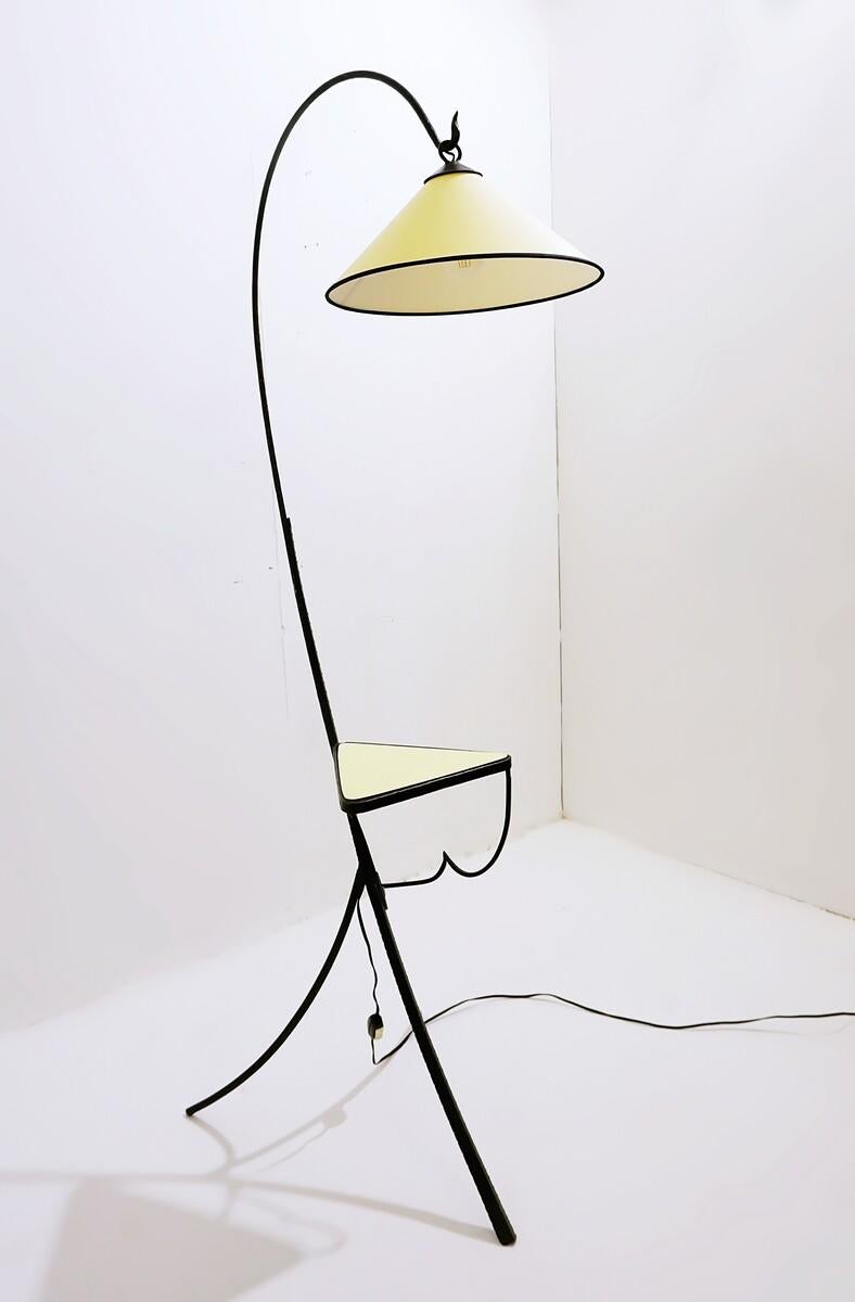 Schmiedeeiserne Dreibein-Stehlampe mit Regal aus der Mitte des Jahrhunderts, Italien, 1960er Jahre im Angebot 1