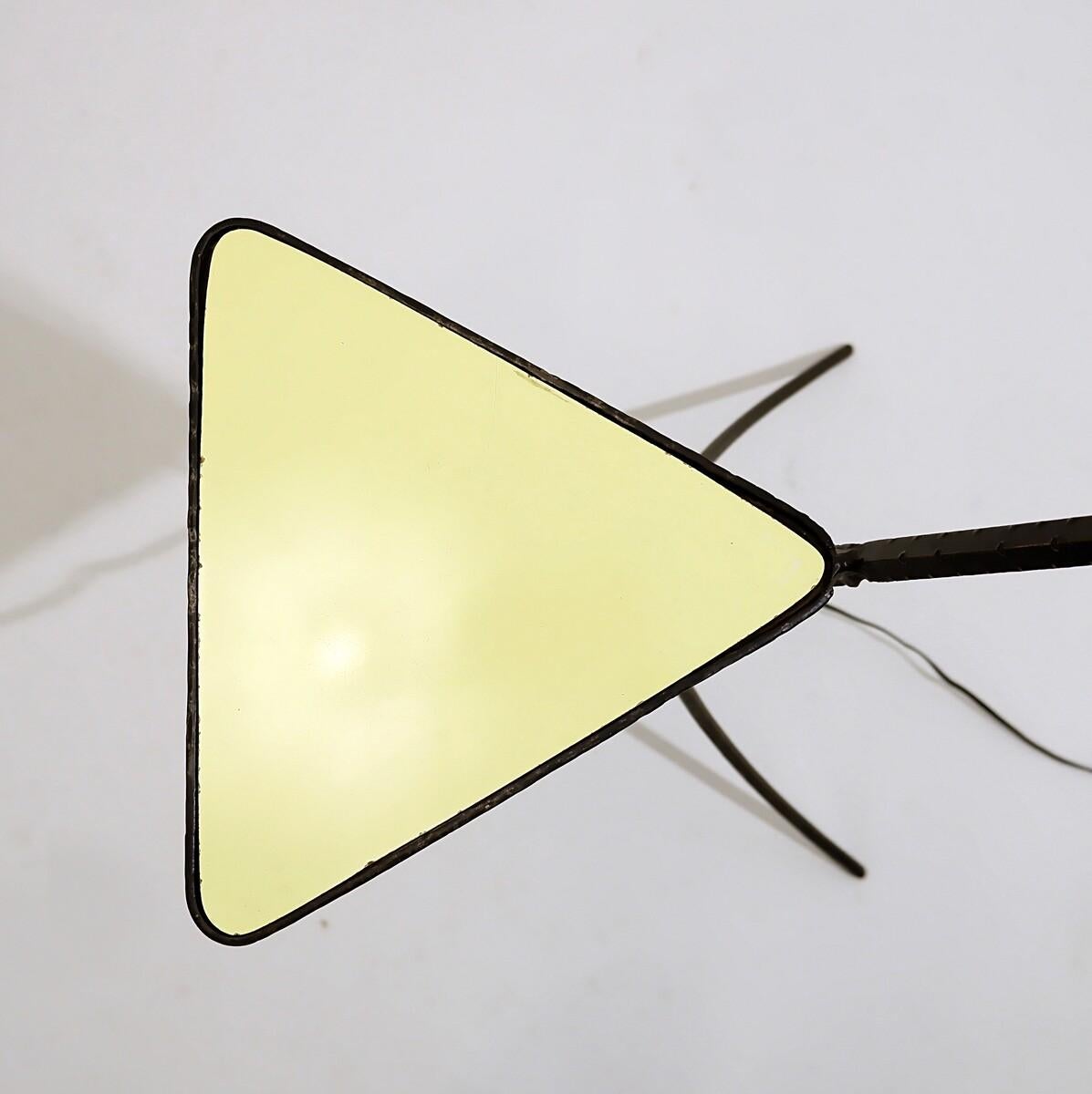 Schmiedeeiserne Dreibein-Stehlampe mit Regal aus der Mitte des Jahrhunderts, Italien, 1960er Jahre im Angebot 2