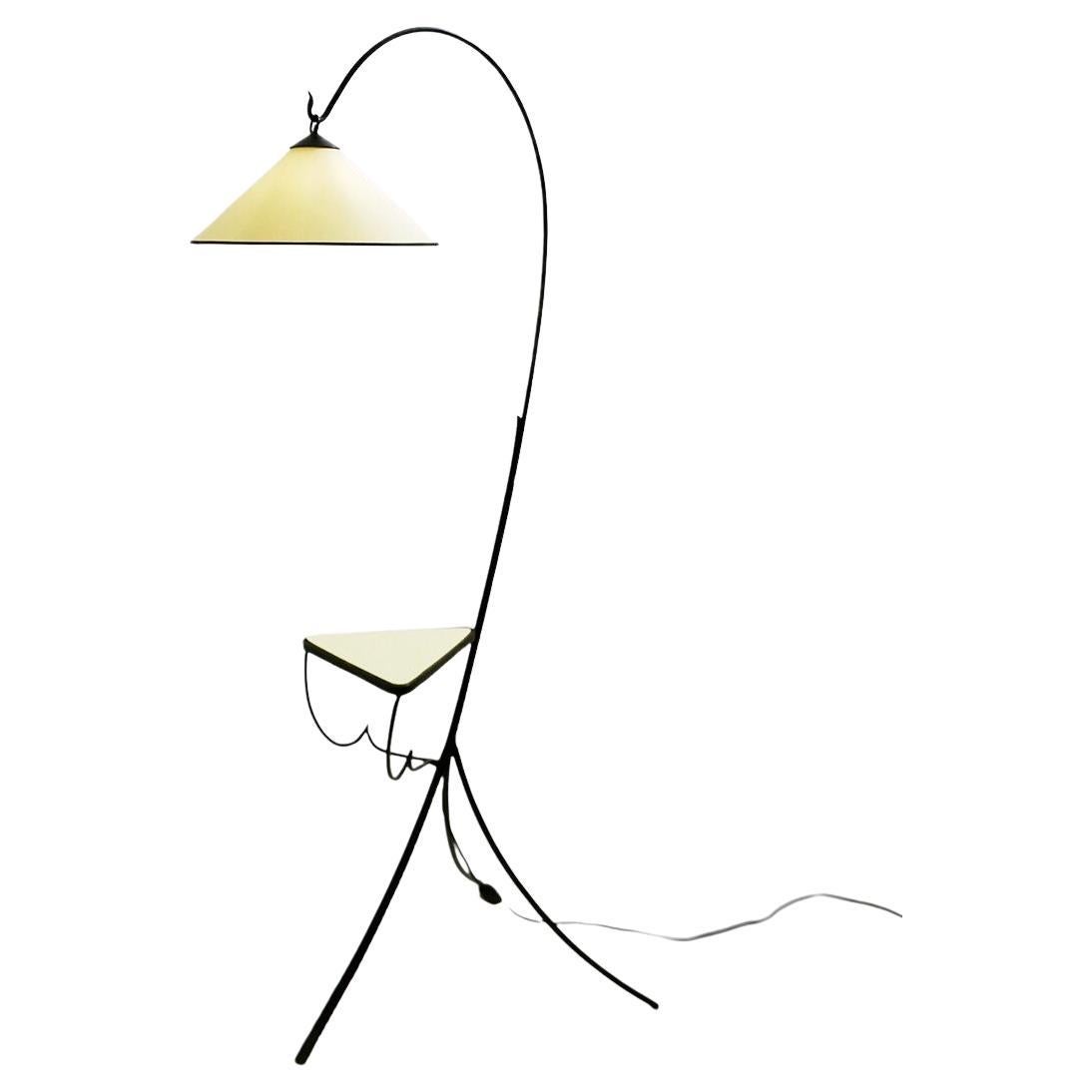 Schmiedeeiserne Dreibein-Stehlampe mit Regal aus der Mitte des Jahrhunderts, Italien, 1960er Jahre im Angebot