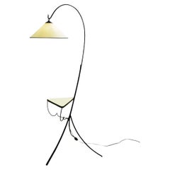 Schmiedeeiserne Dreibein-Stehlampe mit Regal aus der Mitte des Jahrhunderts, Italien, 1960er Jahre