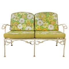Fauteuil d'amour jaune en fer forgé du milieu du siècle dernier avec revêtement floral