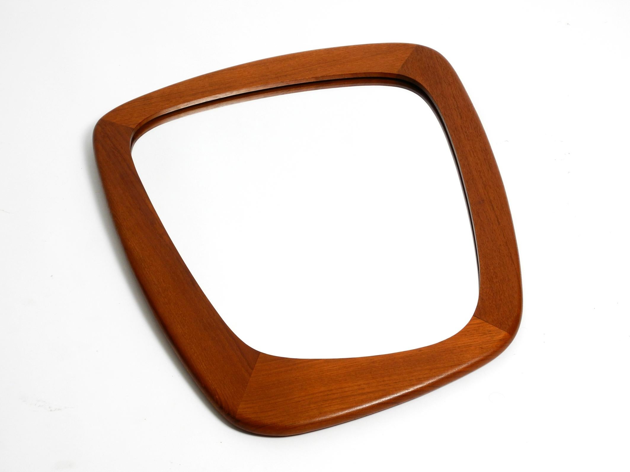 Beautiful rare mid-century teak wall mirror.
Frame and mirror are built asymmetrically.
High-quality workmanship in a minimalist, typical 1950s design.
Manufacturer is Munich Zier-Form. Made in Germany.
100% original condition. In almost new,