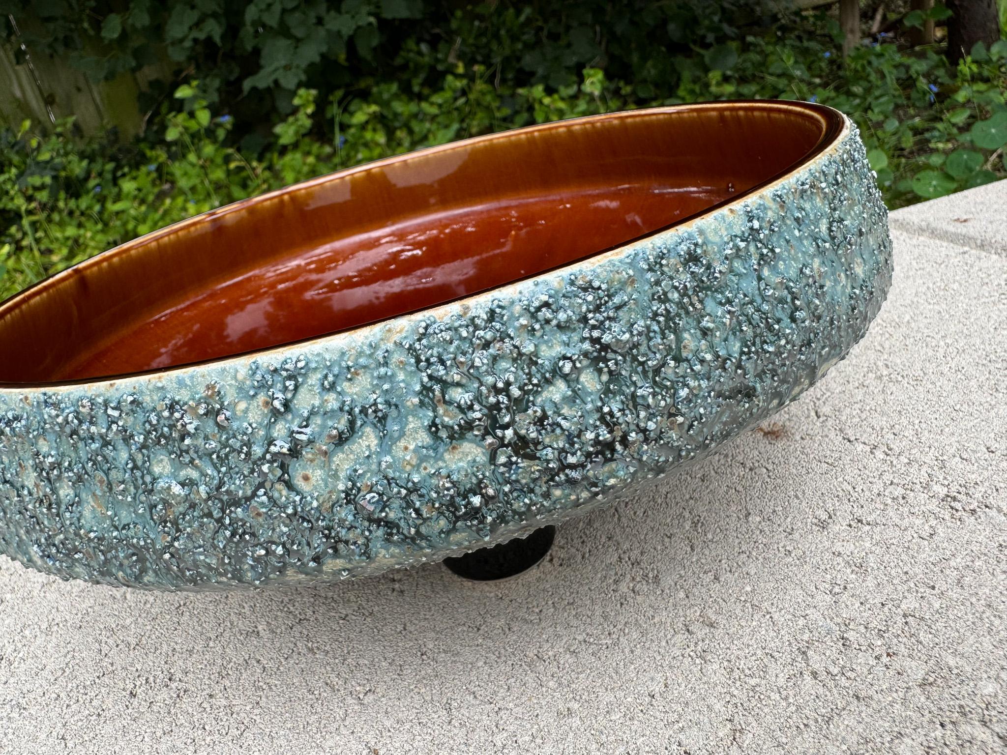 Fioriera Ikebana in ceramica con smalto lavico Yamasan di metà secolo, Giappone, 1960 ca. in vendita 3