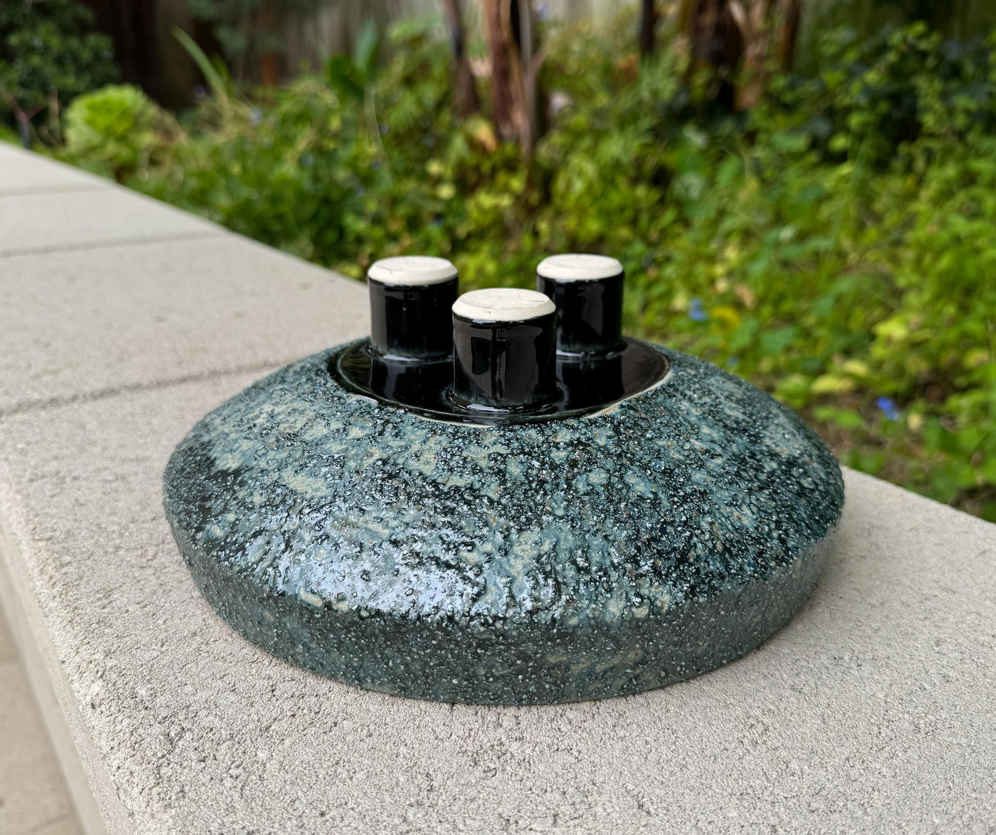 Fioriera Ikebana in ceramica con smalto lavico Yamasan di metà secolo, Giappone, 1960 ca. in vendita 4