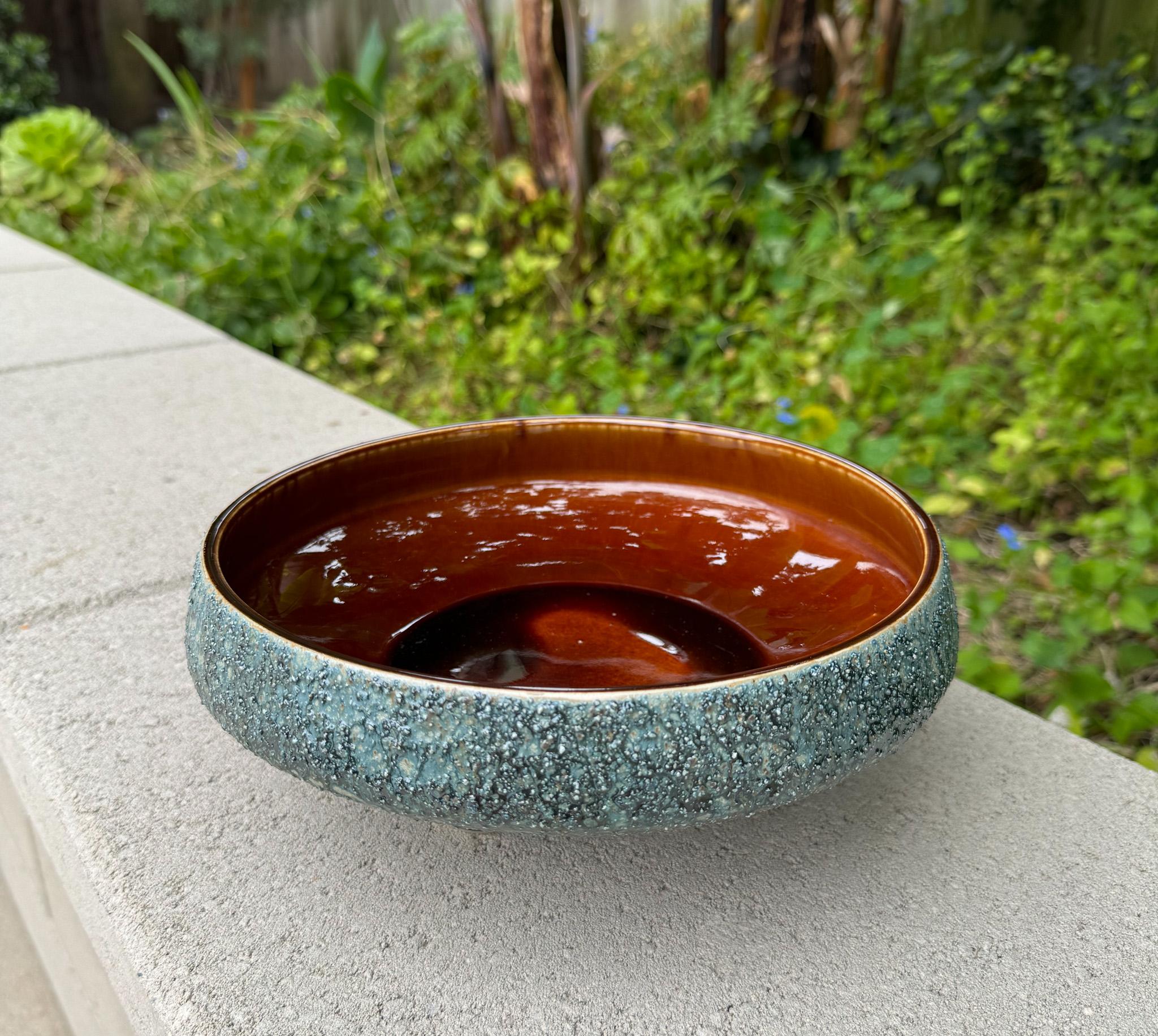 Fioriera Ikebana in ceramica con smalto lavico Yamasan di metà secolo, Giappone, 1960 circa. 