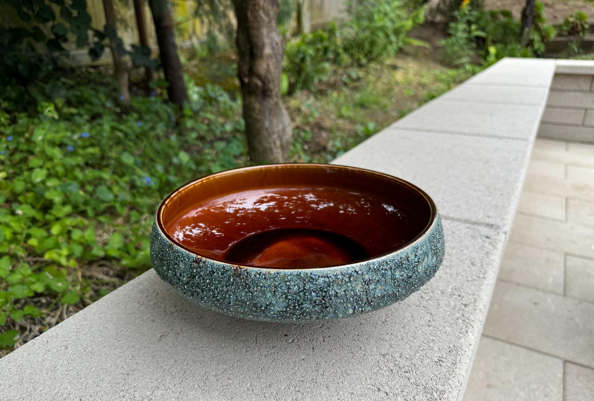 Giapponese Fioriera Ikebana in ceramica con smalto lavico Yamasan di metà secolo, Giappone, 1960 ca. in vendita