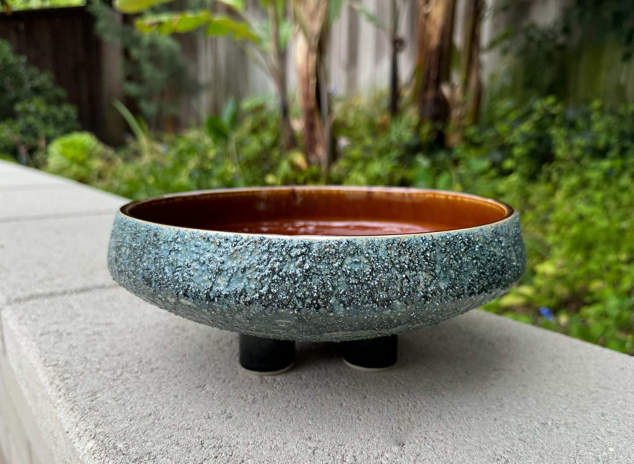 Fioriera Ikebana in ceramica con smalto lavico Yamasan di metà secolo, Giappone, 1960 ca. In condizioni buone in vendita a San Juan Capistrano, CA