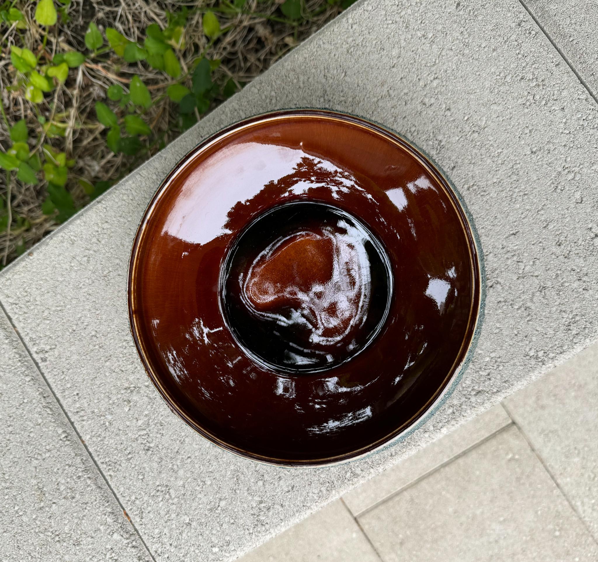 XX secolo Fioriera Ikebana in ceramica con smalto lavico Yamasan di metà secolo, Giappone, 1960 ca. in vendita