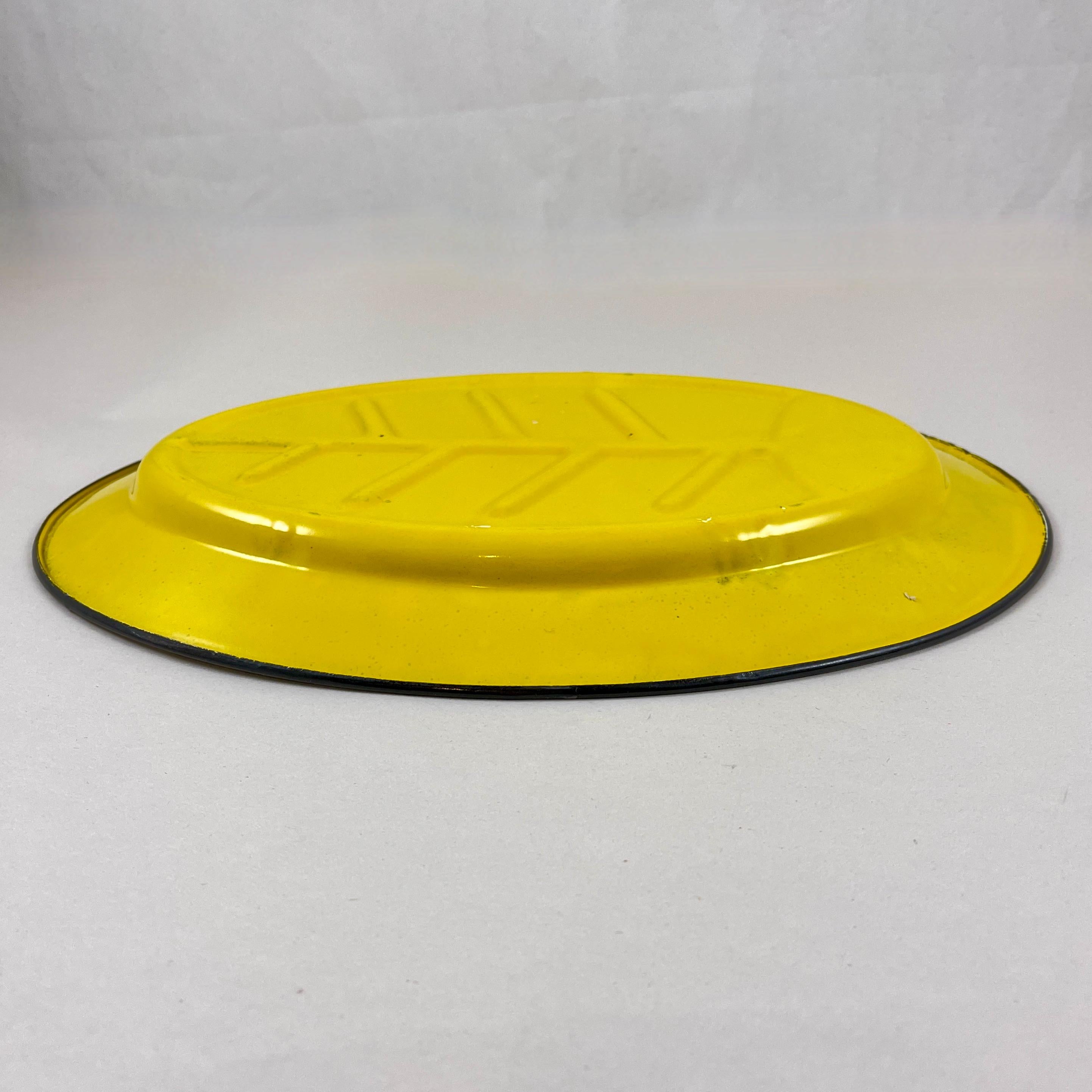 Assiettes à steak en acier émaillé jaune du milieu du siècle dernier, lot de 4 en vente 3