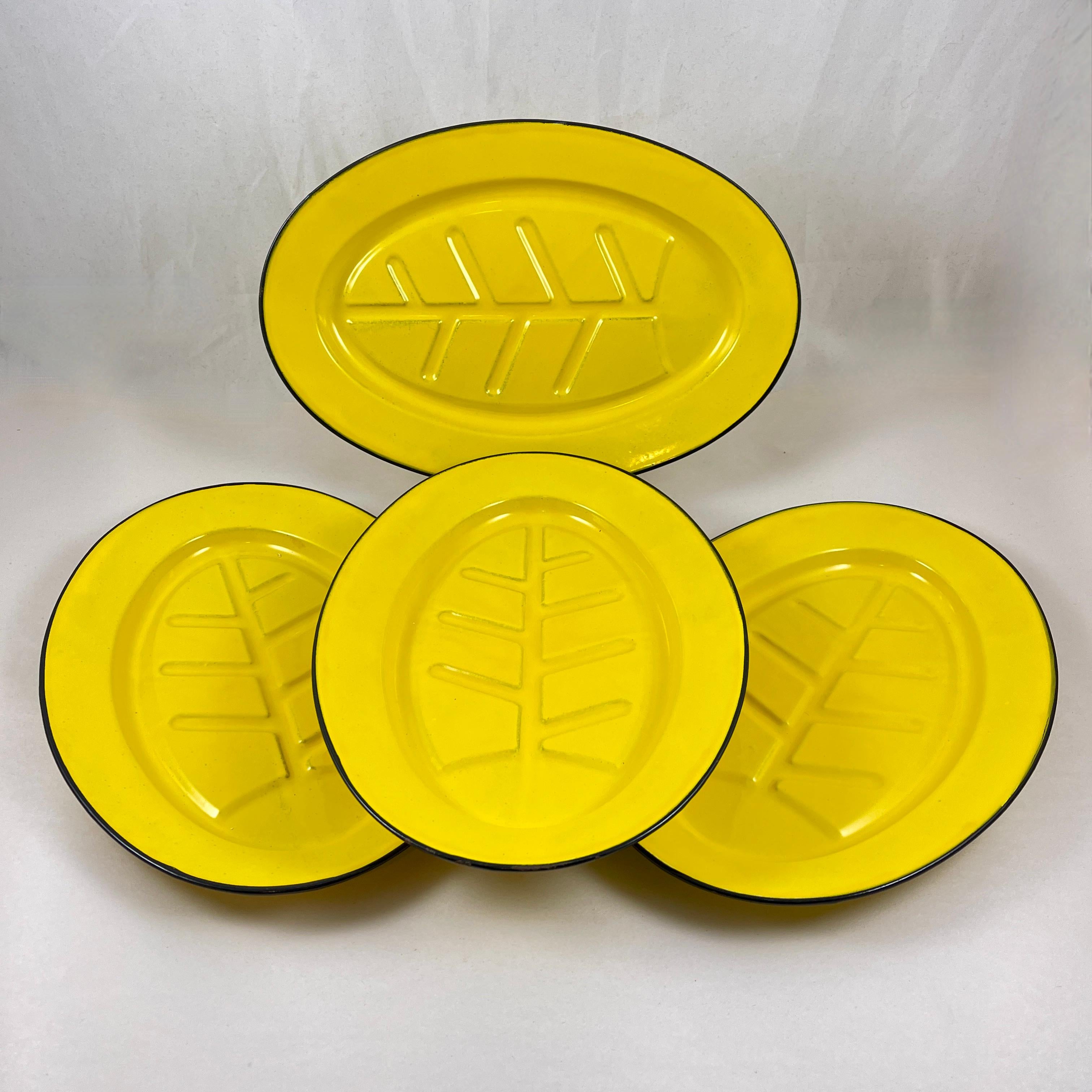 Mid-Century Modern Assiettes à steak en acier émaillé jaune du milieu du siècle dernier, lot de 4 en vente