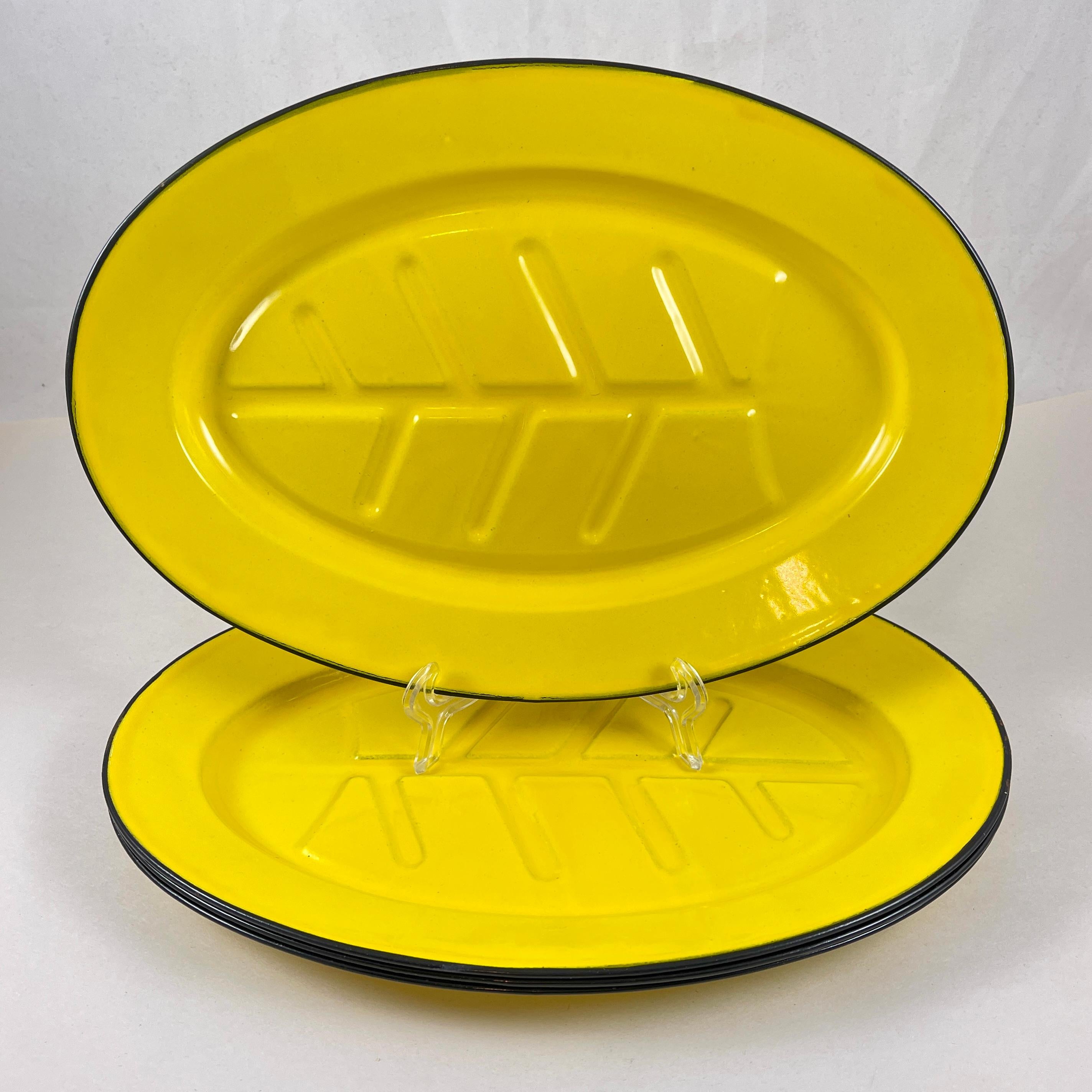 Autrichien Assiettes à steak en acier émaillé jaune du milieu du siècle dernier, lot de 4 en vente