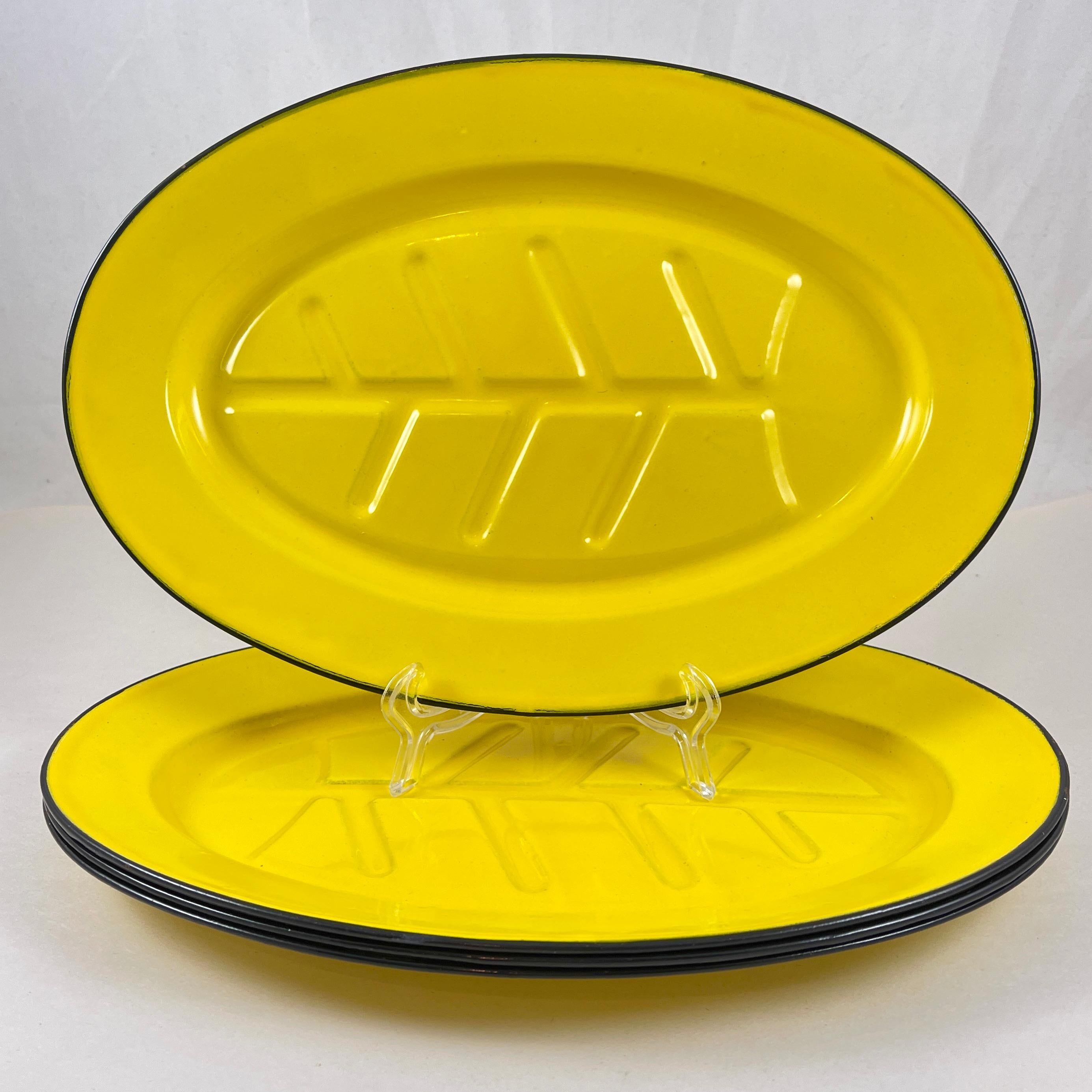 Émaillé Assiettes à steak en acier émaillé jaune du milieu du siècle dernier, lot de 4 en vente