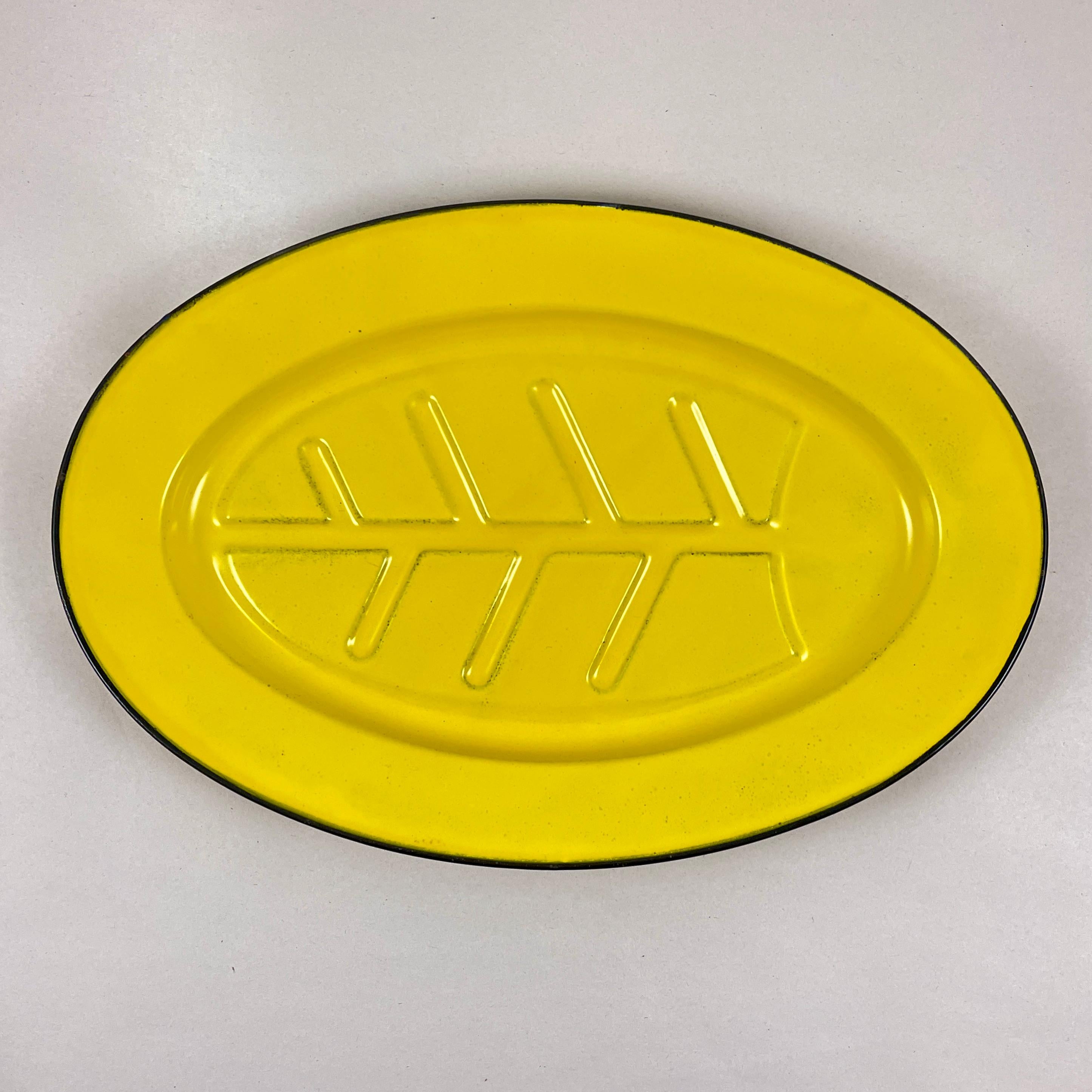 Assiettes à steak en acier émaillé jaune du milieu du siècle dernier, lot de 4 Bon état - En vente à Philadelphia, PA