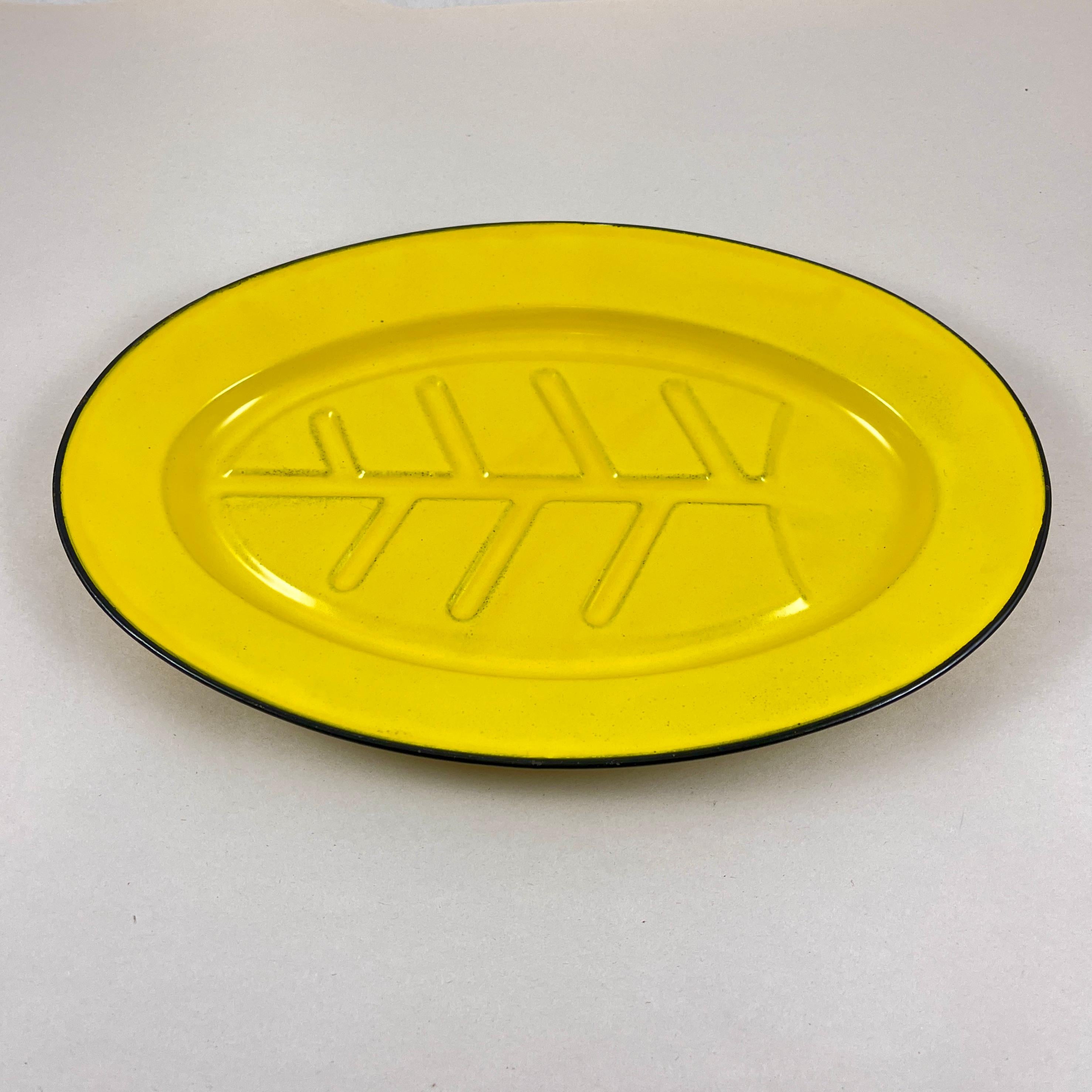 Milieu du XXe siècle Assiettes à steak en acier émaillé jaune du milieu du siècle dernier, lot de 4 en vente