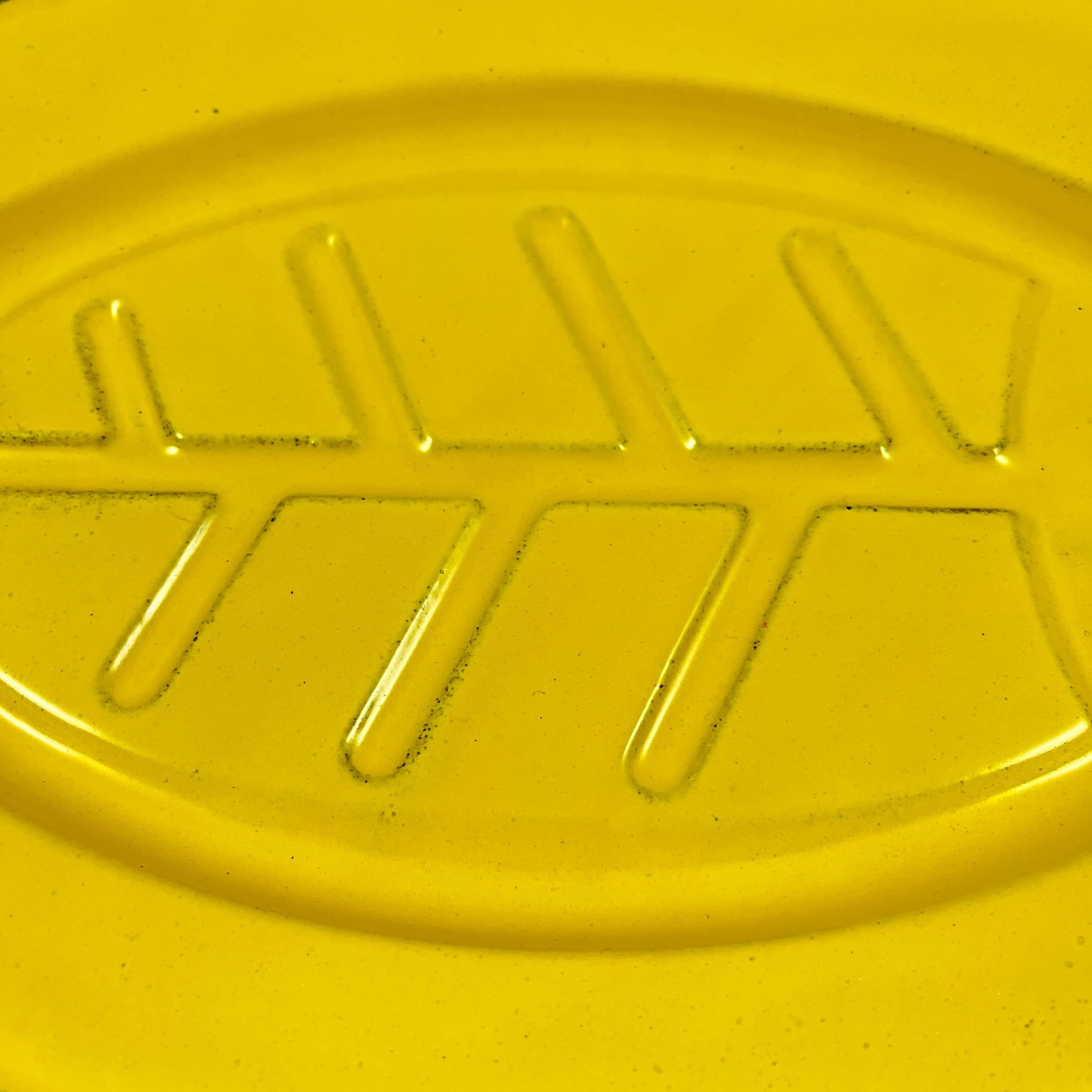 Acier Assiettes à steak en acier émaillé jaune du milieu du siècle dernier, lot de 4 en vente