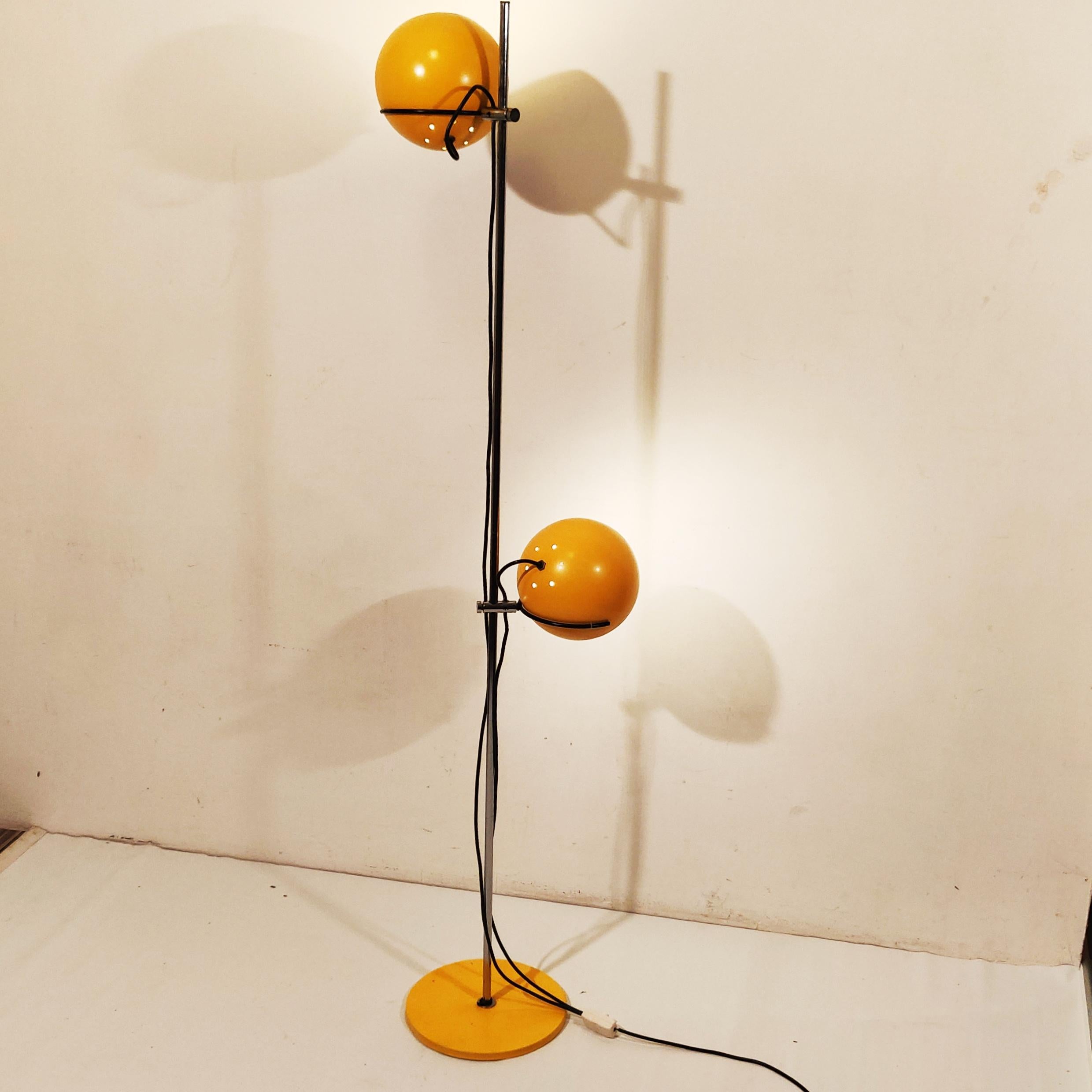 Dutch Design mid century eye ball floor lamp, 1960s.
The famous eye ball floor lamp typical of the 60s. There are many different version off these floor lamps, this one has the eye ball shades laying loose on the circular stands.

1st#210188.