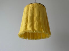 Lampe suspendue du milieu du siècle en tissu jaune et cadre en laiton, années 1960, Allemagne