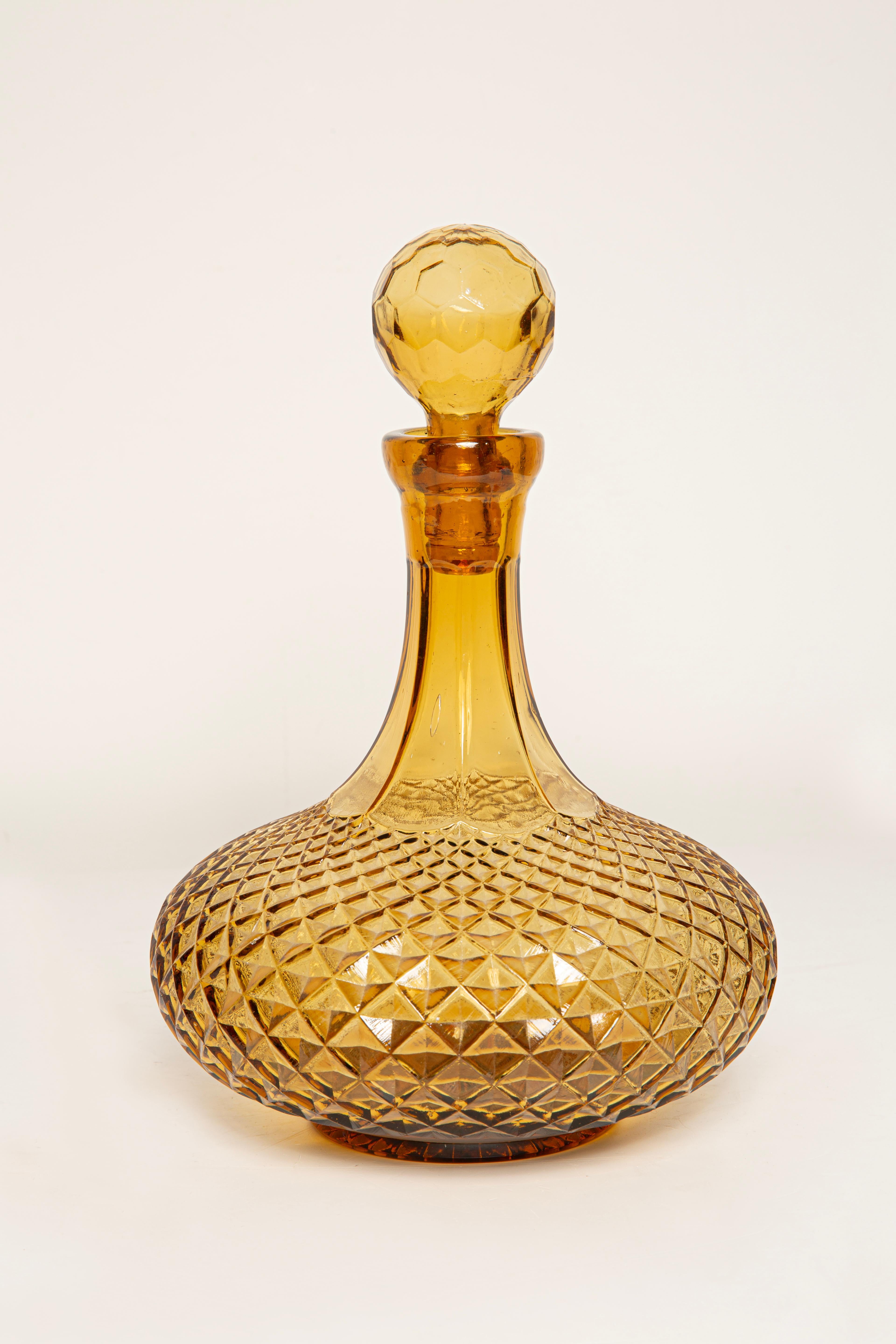 Gelbe Glasflasche mit Stopfen aus der Mitte des Jahrhunderts, Italien, 1960er Jahre im Zustand „Gut“ im Angebot in 05-080 Hornowek, PL