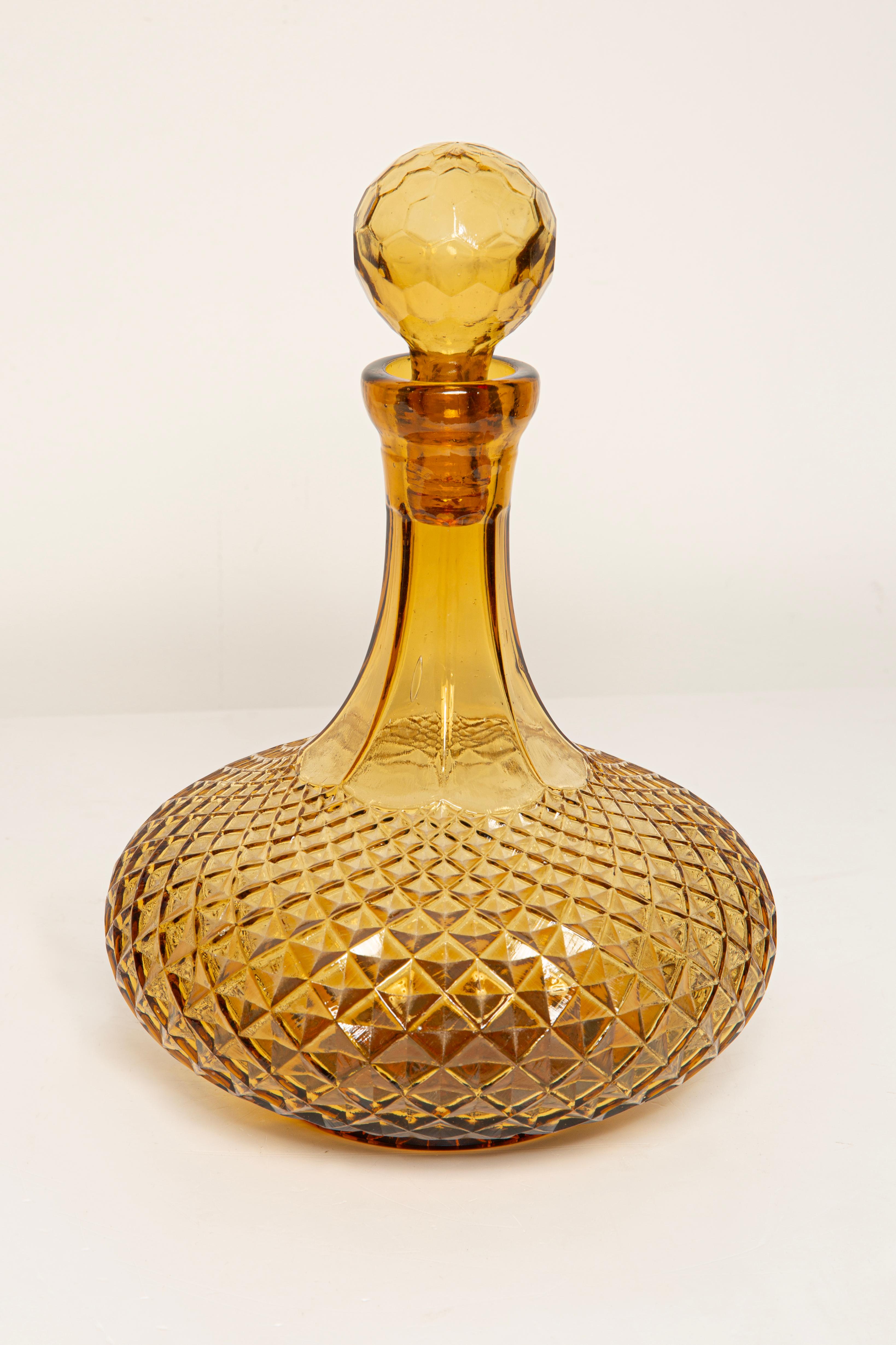 Gelbe Glasflasche mit Stopfen aus der Mitte des Jahrhunderts, Italien, 1960er Jahre (20. Jahrhundert) im Angebot