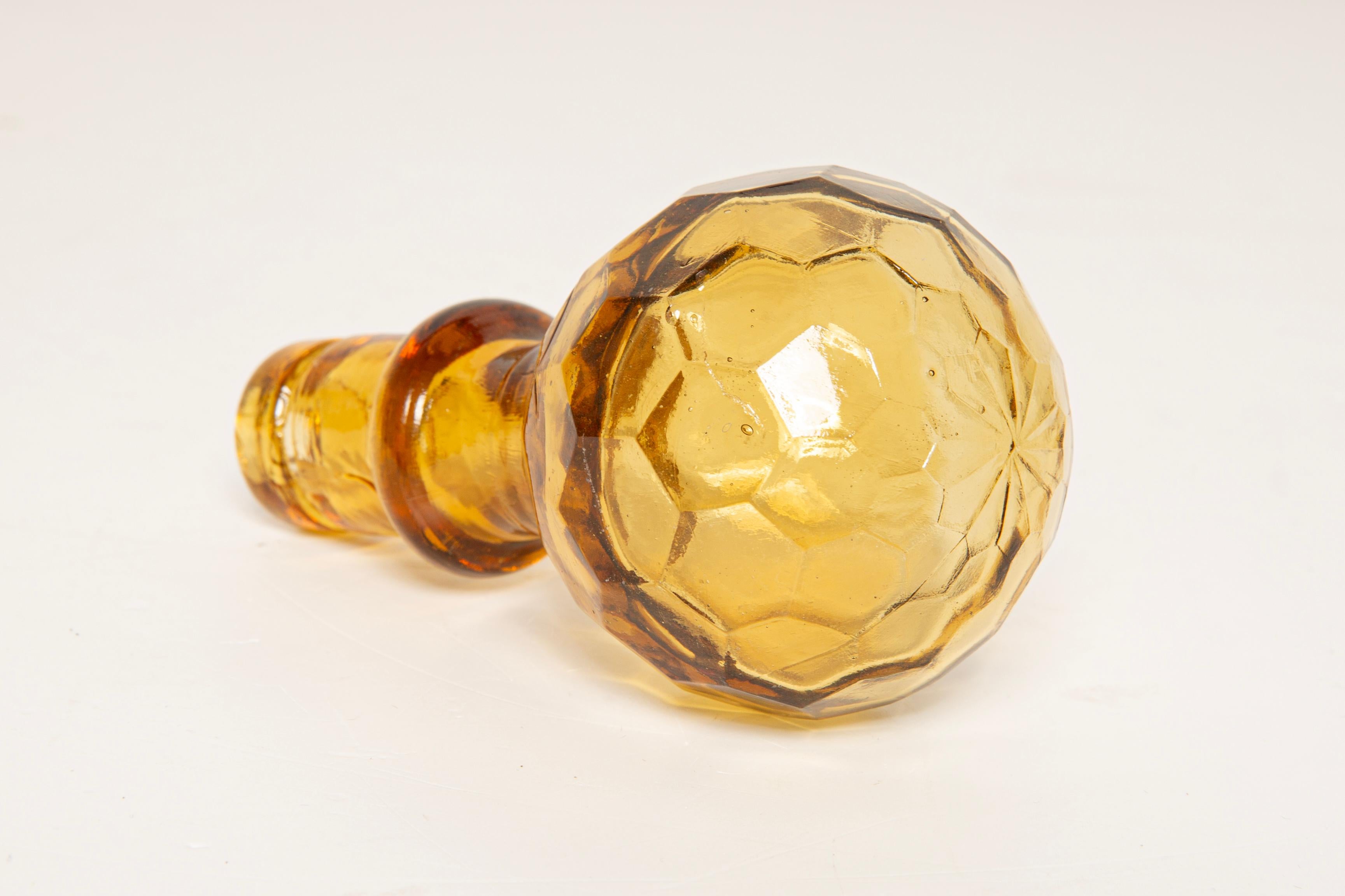 Gelbe Glasflasche mit Stopfen aus der Mitte des Jahrhunderts, Italien, 1960er Jahre im Angebot 1