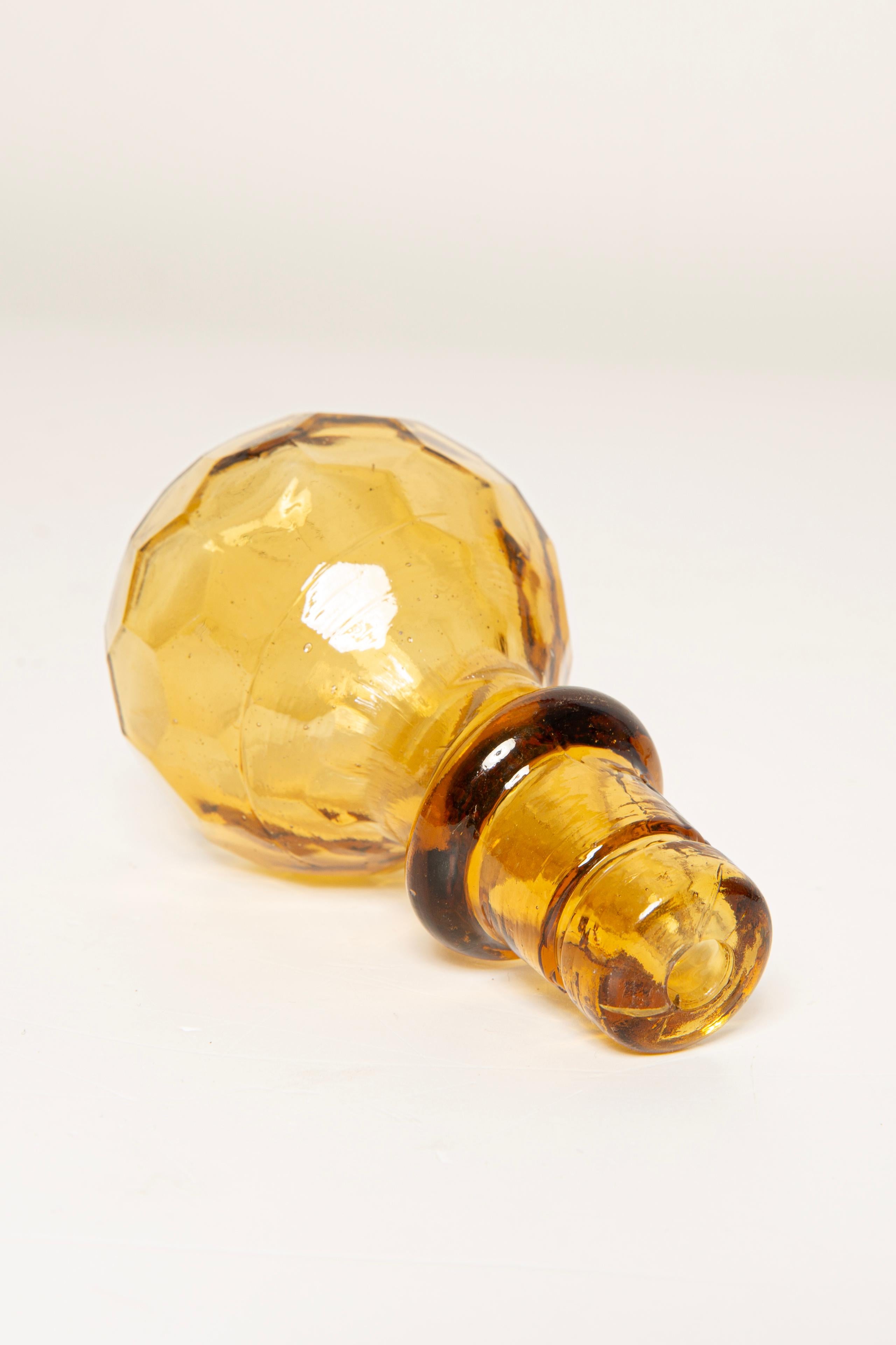 Gelbe Glasflasche mit Stopfen aus der Mitte des Jahrhunderts, Italien, 1960er Jahre im Angebot 2