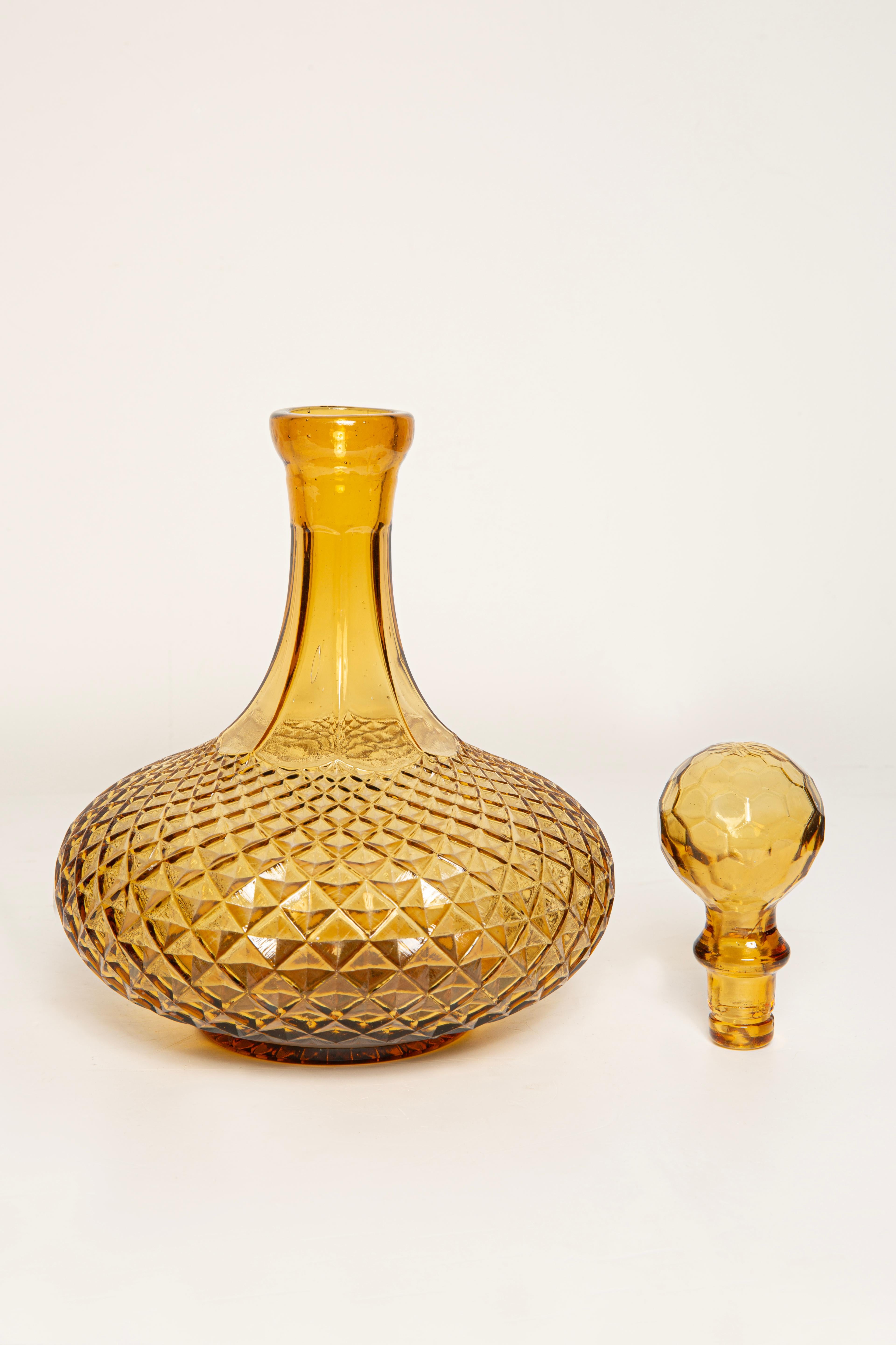 Gelbe Glasflasche mit Stopfen aus der Mitte des Jahrhunderts, Italien, 1960er Jahre im Angebot 3