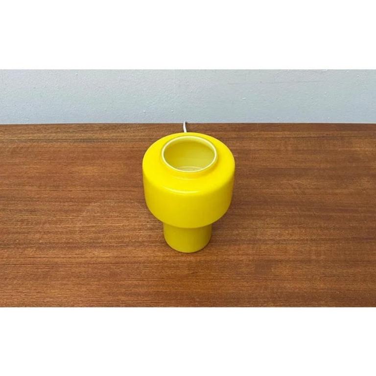 Lámpara de sobremesa de cristal amarillo de mediados de siglo Model 120 de Uno & Östen Kristiansson, Años 50 en venta 4