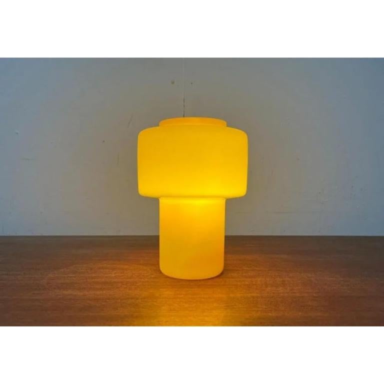 Lámpara de sobremesa de cristal amarillo de mediados de siglo Model 120 de Uno & Östen Kristiansson para Luxus, Vittsjö, Suecia, 1950

Pequeña lámpara de sobremesa de cristal del fabricante sueco Luxury según un diseño de UNO y East Kristansson de