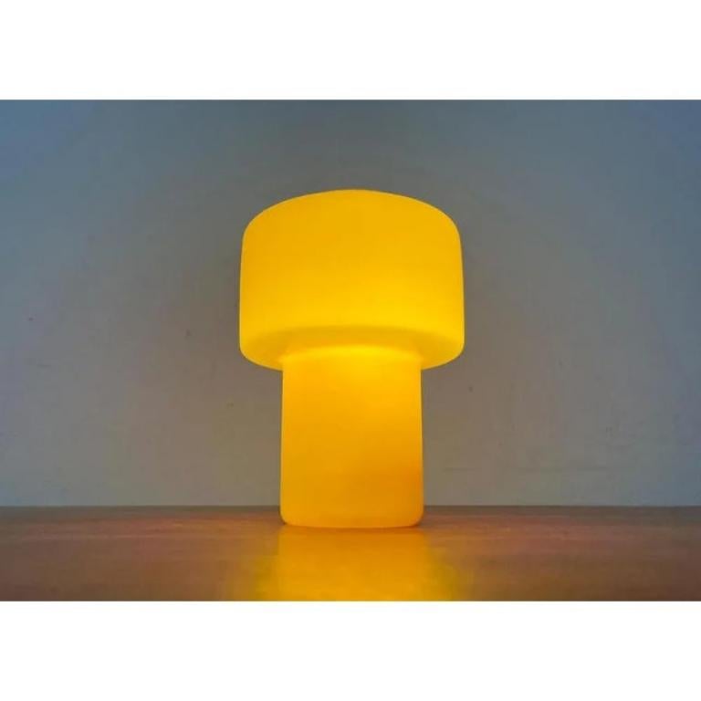 Lámpara de sobremesa de cristal amarillo de mediados de siglo Model 120 de Uno & Östen Kristiansson, Años 50 Moderno de mediados de siglo en venta