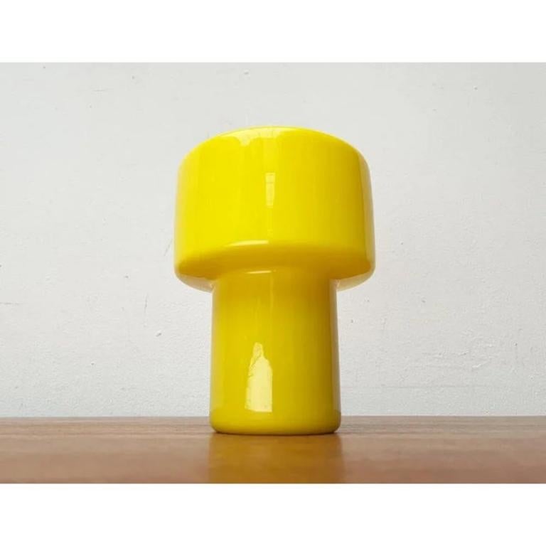 Lámpara de sobremesa de cristal amarillo de mediados de siglo Model 120 de Uno & Östen Kristiansson, Años 50 Sueco en venta