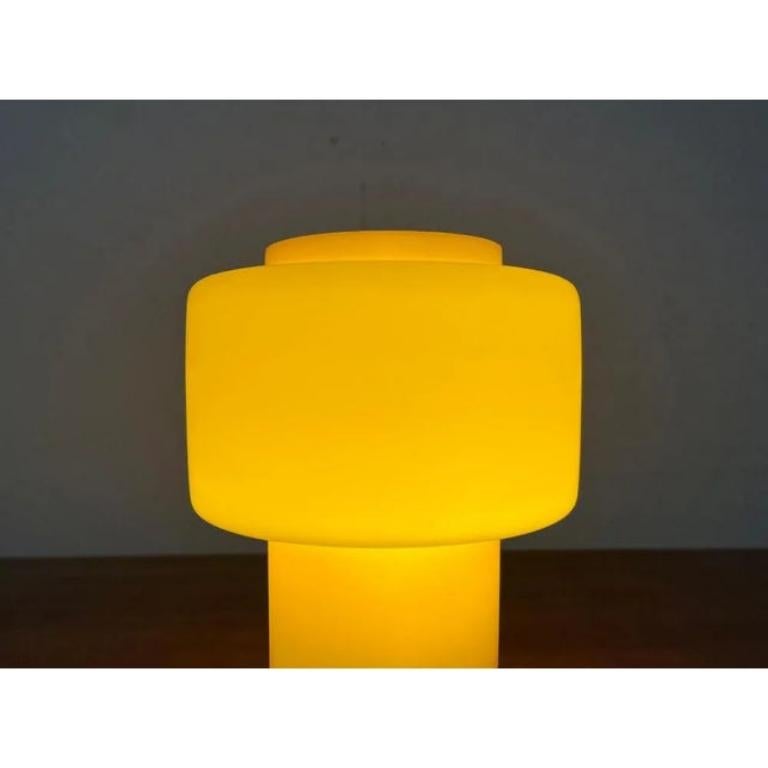 Lámpara de sobremesa de cristal amarillo de mediados de siglo Model 120 de Uno & Östen Kristiansson, Años 50 en Excelente estado para la venta en Hamburg, DE