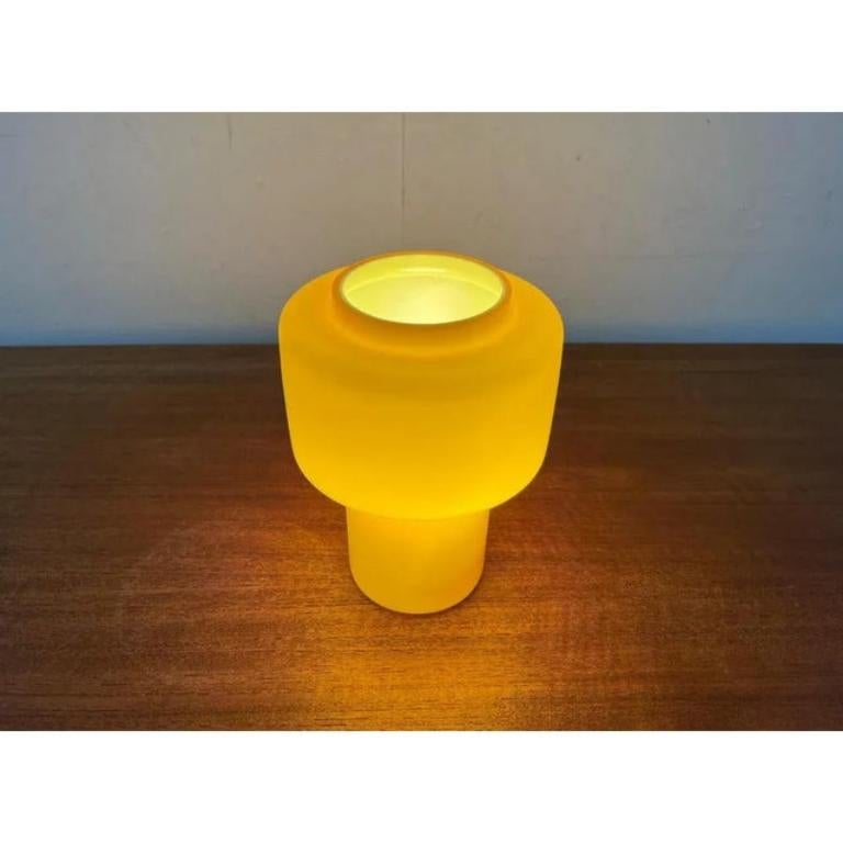 Lámpara de sobremesa de cristal amarillo de mediados de siglo Model 120 de Uno & Östen Kristiansson, Años 50 siglo XX en venta